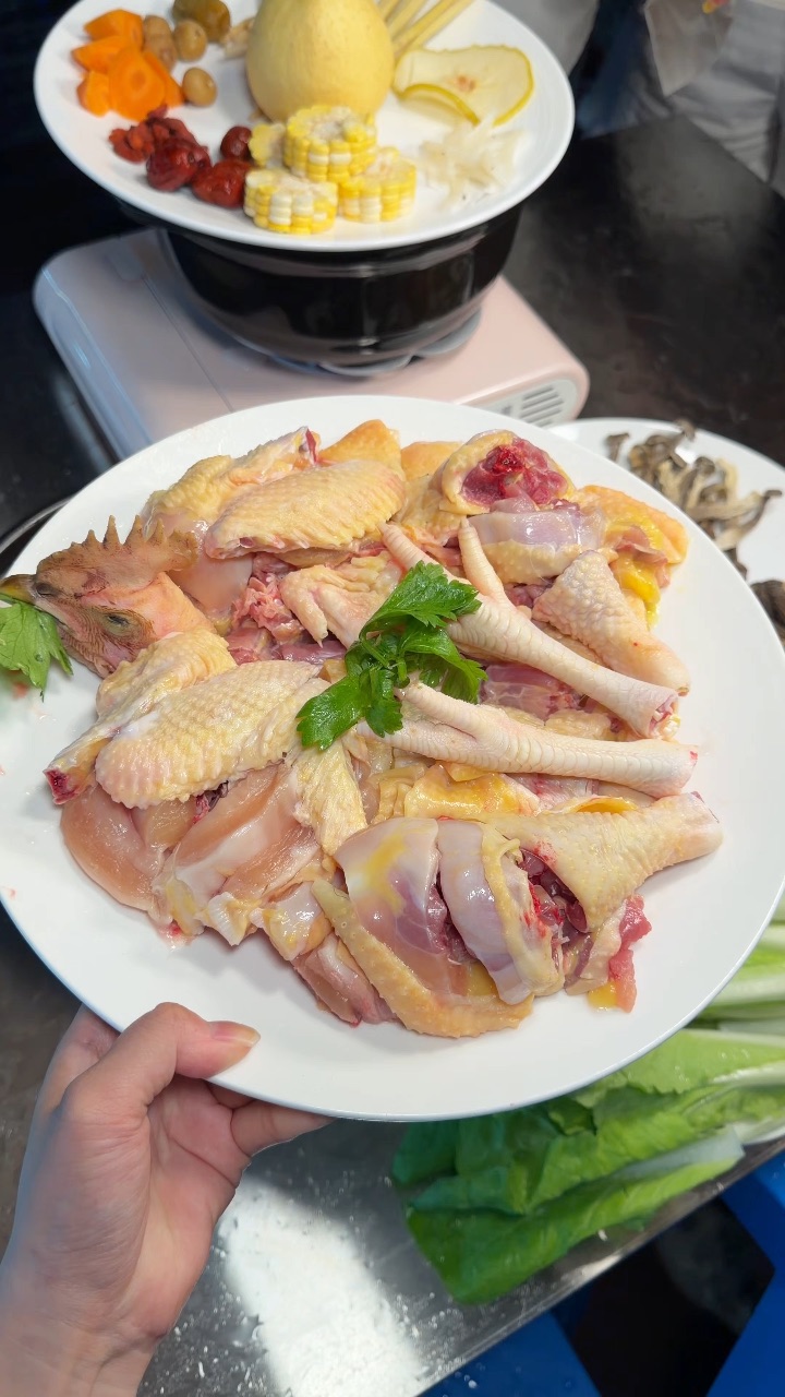 湛江新晋宝藏鸡煲店。。。现抓现煮超鲜！！！ 湛江赤坎新开的。。。原汁原味的鸡煲店！！！ 挖到宝了 就在金沙湾往调顺方向再多开一两公里 藏着一家刚开业的鸡煲店  鸡都是老板自家养的 现抓现砍 看得见的新鲜 吃的就是这口原汁原味！ . ✔️雪梨茅根玉米锅底 加矿泉水熬煮 夏天吃解腻又降火 喝完全身舒服 ✔️菌菇锅底 虫草花➕羊肚菌➕香菇 养生党闭眼冲 汤底醇厚回甘 越煮越香 ✔️现宰的走地鸡 鸡皮金黄...
