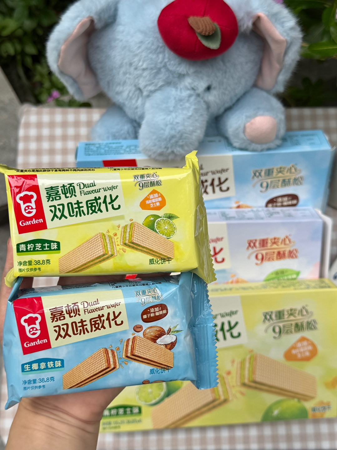 春日出游小记🌞一口嘉顿双味威化治愈整个旅途  春游的快乐 一半在风景 一半在零食 揣上一包经典品牌嘉顿双味威化出发‼️ - ✔️生椰拿铁☕️/白桃乌龙🍑/青柠芝士🧀 双重夹心 一口吃到两种风味 足足九层酥松结构 5层饼皮+4层夹心 咬下去口感特别酥松层次超丰富 微甜不腻 重点是0反式脂肪酸 吃着更安心 春游、追剧和下午茶必备 好吃停不下来😭 . 把美好装进相机 把香甜留在心底  有嘉顿双味威化相伴...