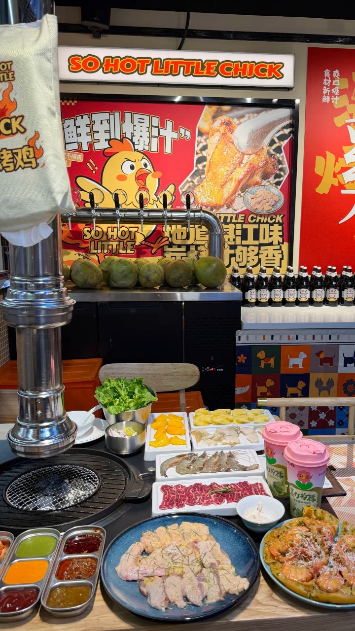 湛江鸡王！！！好吃的要命😭。。。 湛江！！馋这一口炭烤走地三黄鸡好久了🥺  鸡皮入口都是脆的 鸡肉鲜嫩多汁 . 🔥推荐： ✔️湛江走地三黄鸡 鸡肉烤得焦香酥脆 皮脆肉嫩 肉质Q弹有嚼劲 搭配湛江大树菠萝➕徐闻菠萝一起烤 果香混着炭火香 鲜甜解腻‼️ ✔️原切五花趾  纹理清晰 肉食党狂喜 烤完软嫩弹牙 肉香超浓郁 ✔️甘蔗柠檬茶  清爽甘甜带点微酸一口下去超解腻 ✔️基围虾、鱿鱼和带子全是当日新鲜...