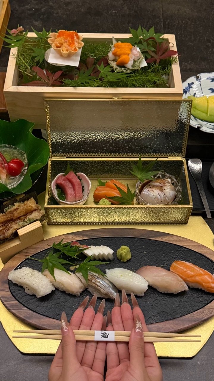 谁懂啊！在湛江华都汇挖到一家氛围感还不错的板前omakase 高级暗黑系环境装修 坐在板前看着师傅全程现场手握、现切食材 沉浸式看料理过程真的太治愈了 很适合情侣约会和闺蜜小聚‼️ - ✔️精致前菜 三文鱼沙律吐司口感层次超丰富 温润茶碗蒸鲜到骨子里 精致小盒摆盘 搭配花叶衬底 颜值与味道双在线！  ✔️极品刺身 三文鱼、甜虾、紫苏鱿鱼卷、章红鱼、赤身 每一块刺身都新鲜度拉满 油脂分布恰到好处 入...