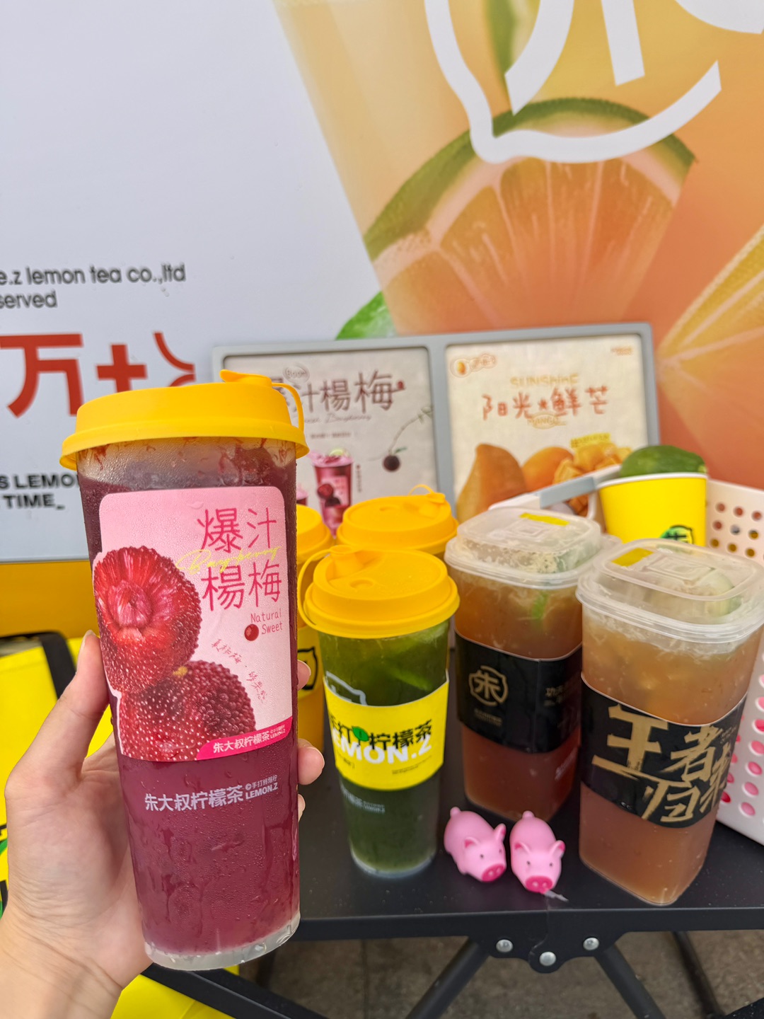 广东连锁190+家的本土王牌朱大叔柠檬茶 终于开到家门口啦 新鲜柠檬与优质茶叶 能喝一整个夏天 . 🔥推荐： ✔️王者杯柠檬茶 超大一杯‼️鸭屎香/泰绿/红茶三款任选 茶香味浓郁 很适合夏天来上一杯 清爽解腻 ✔️鲜橙冰柠茶 鲜橙多汁混搭清新柠香 酸甜适口 超解渴 ✔️杨梅冰柠茶 浓郁杨梅果香交织柠味 酸甜爽口夏日本命 冰冰凉凉超治愈 出门解馋闭眼冲🐛 - 🏠：朱大叔柠檬茶（霞山步行街店） 🈺：1...