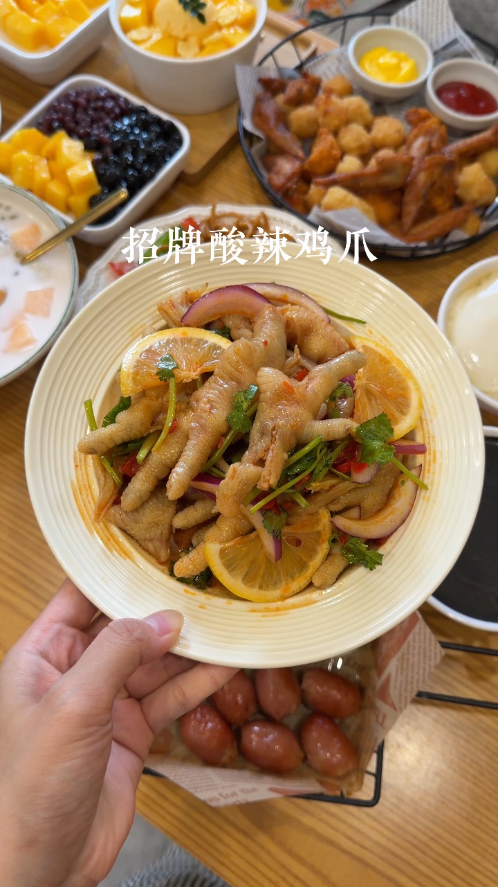 天气热了😭好喜欢吃冰冰凉凉的糖水 廉江城南店两周年啦 5.20-5.31期间 全场糖水6.8折（仅糖水！）夏日消暑好去处‼️ . 🔥推荐： ✔️小吃拼盘 鸡米花+鸡尖+炸鸡 外酥里嫩 满口肉香 ✔️招牌酸辣鸡爪 酸辣入味超Q弹 越啃越上头 开胃解馋神器 ✔️草莓雪花冰 绵密冰沙裹满🍓 果香浓郁冰冰凉凉 ✔️正宗海南清补凉 满满新鲜配料搭配椰奶底 清甜爽口 ✔️椰汁榴莲河粉 软糯河粉融合浓郁榴莲香 ...