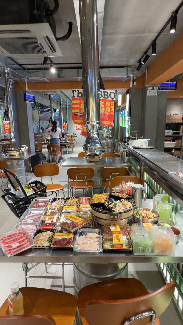 韩里泰气的一家烤肉店我可以来789次😭鲜爽不腻超地道 平价亲民不踩雷 菜品多到挑花眼 明码标价超省心 5.9r、9.9r、19.9r、25.9r 按需拿菜不浪费 学生党也能轻松实现烤肉自由🔥 - ✔️冬阴功鲜拌牛肉 酸辣浓郁的冬阴功风味浸透每片牛肉 肉质紧实弹牙 鲜香裹挟着辛香果酸 越嚼越香 ✔️泰味鸡腿肉 嫩滑鸡腿肉锁住饱满肉汁 泰式风味超正宗 ✔️泰味松板肉 脆嫩爽口的松板肉 鲜爽不腻口  ✔...