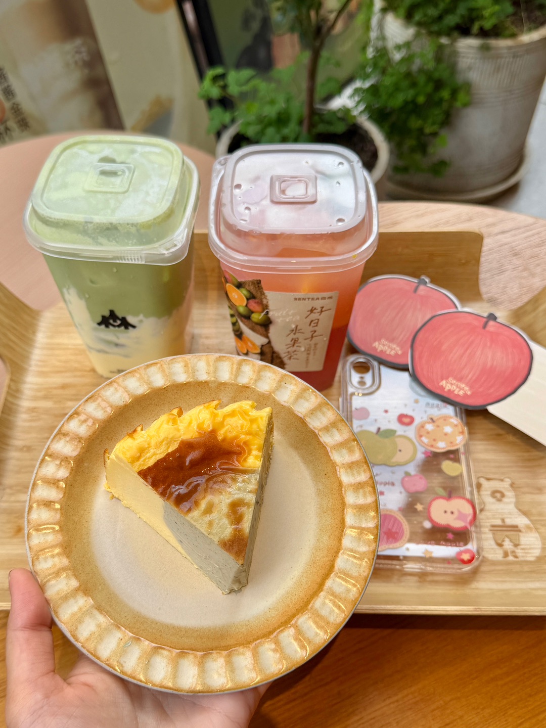 森茶又携新品来袭 湛江限定鸡屎藤巴斯克🍰茶饮甜品双双在线 口感颜值双双出圈‼️门店宽敞敞亮 环境舒适惬意 闲坐聊天、静心阅读、日常办公都很合适 氛围感十足～ - ✅湛江限定·鸡屎藤巴斯克 本土特色风味甜品 自带清新草本气息  芝士质地绵密醇厚 入口细腻不腻口 ✅酱酱金珠抹茶 茶香醇厚回甘 抹茶风味浓郁正宗 搭配Q弹金珠小料 咀嚼感满满 茶香奶香交融 口感层次超丰富 ✅土芭乐百香冰茶 当季新鲜土芭乐...