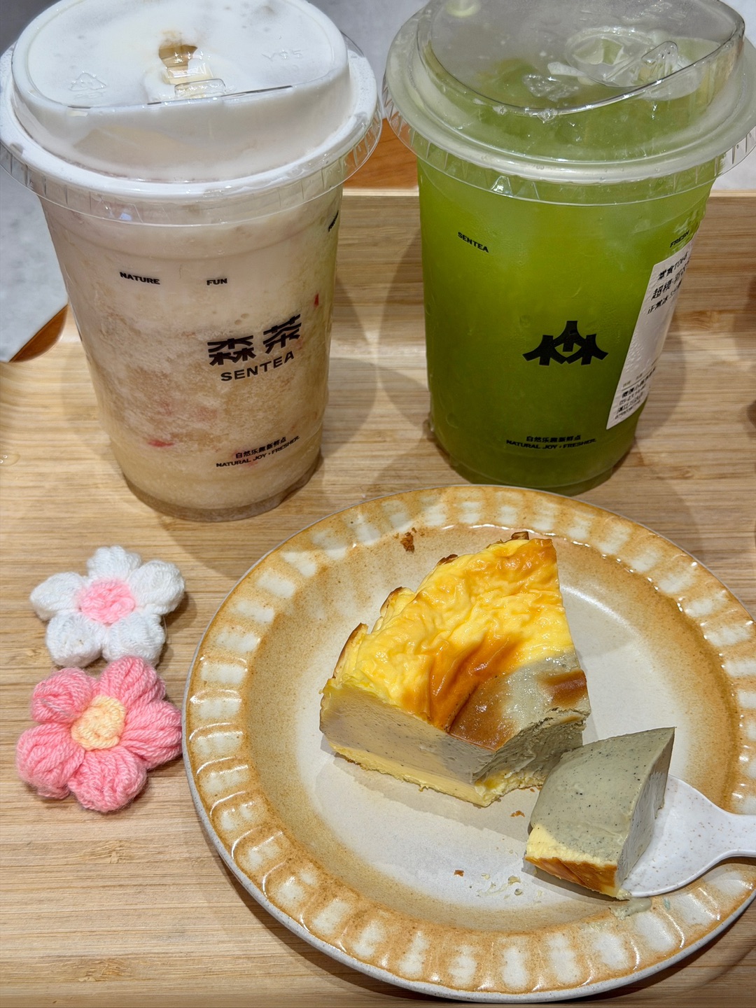 森茶又上🆕啦 我的宝藏茶饮店永远有惊喜🧋饮品闭眼点不踩雷 鸡屎藤巴斯克更是入口惊艳 直接焊死在下午茶清单里‼️ - ✔️湛江限定·鸡屎藤巴斯克 🆕品‼️自带清新草木香 绵密丝滑不腻口 奶酪醇厚混着鸡屎藤的独特香气 一口尝到湛江专属的养生甜 本地人DNA狠狠动了！ ✔️烤苹果咸法酪 烤苹果软糯香甜 搭配咸香法酪 口感层次丰富 果香混着奶香 甜而不齁 喝一口就沦陷～ ✔️超模•羽衣柚花 羽衣甘蓝的鲜爽...