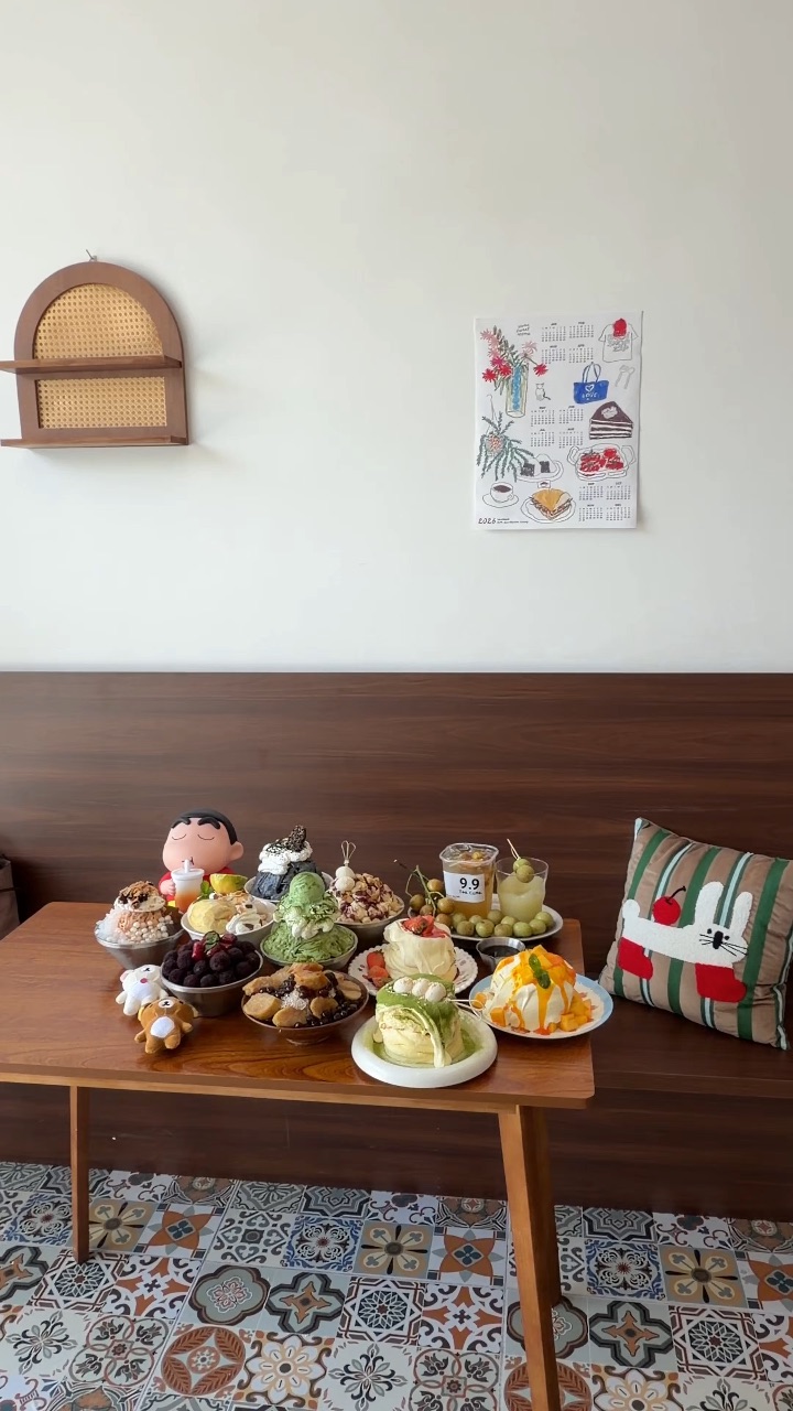 9•9tea•coffe•冰饮是会反复带好姐妹去吃的漂亮店🍧 环境好chill 超适合二人食！！！ . 🔥推荐： ✔️抹茶舒芙蕾 duangduang 软fufu的糕体 抹茶味浓郁 入口轻盈绵密 清甜不腻口 ✔️山竹榴莲冰 里面的料好足 🈶山竹、榴莲和百香果等 刨冰质感绵密 口感层次丰富 ✔️黑芝麻冰 醇香黑芝麻底蕴十足 口感顺滑香浓 养生又好吃 ✔️黄皮老盐茶 黄皮果香混搭淡淡盐香 解腻开胃 消...