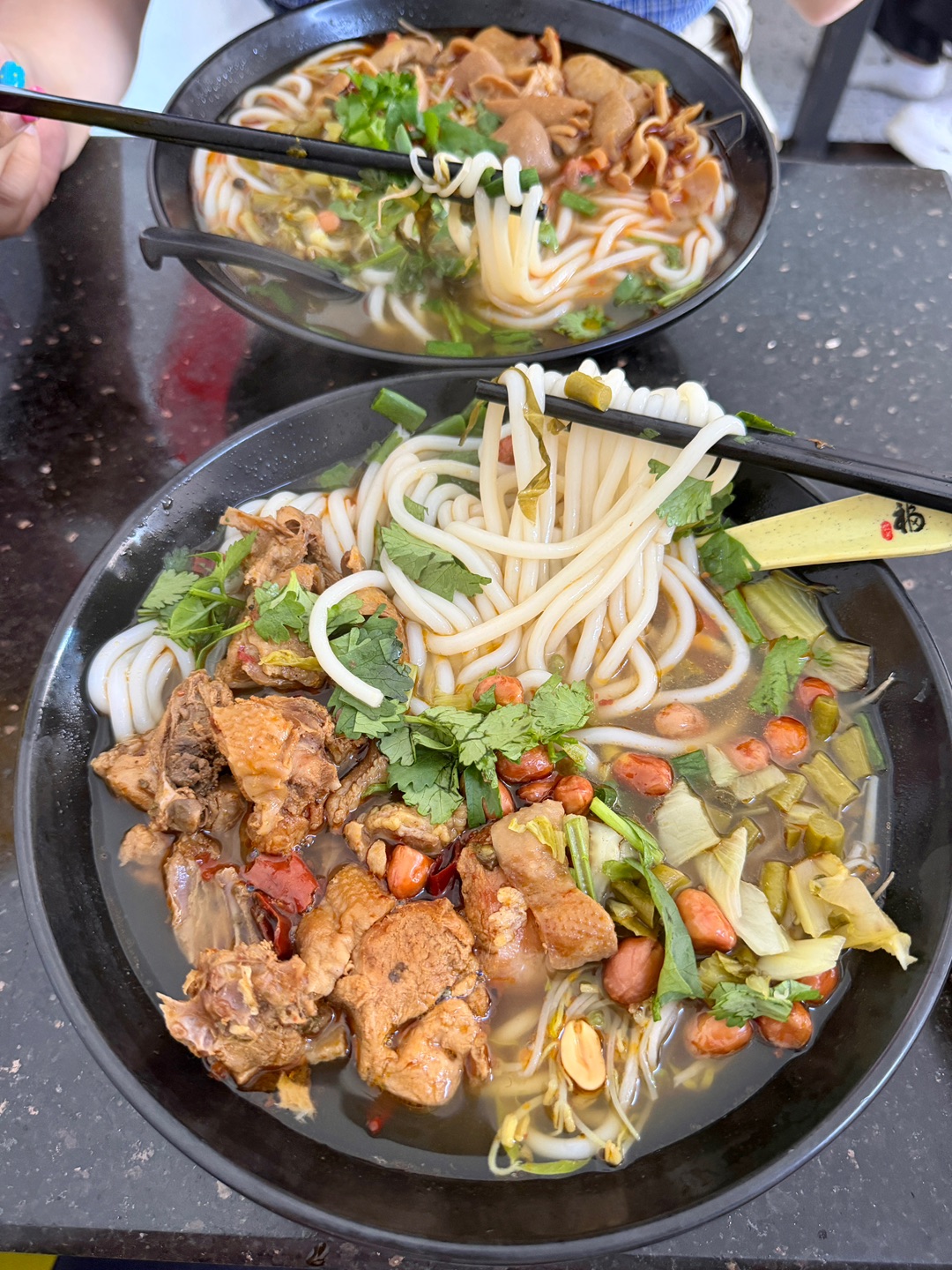 种草这家霞山辣鸡粉好久了 终于和👭吃上了 招牌辣鸡和招牌肥肠桂林米粉 辣鸡香辣醇厚 肥肠软糯弹牙 汤底鲜香浓郁 拌开满满都是料 劲道米粉裹着浓郁卤香 越吃越上头  - 🏠：小辣椒四川辣鸡粉店（民享西四路店） 🈺：07:00-21:00 📍：霞山区民享西路3号东门101房