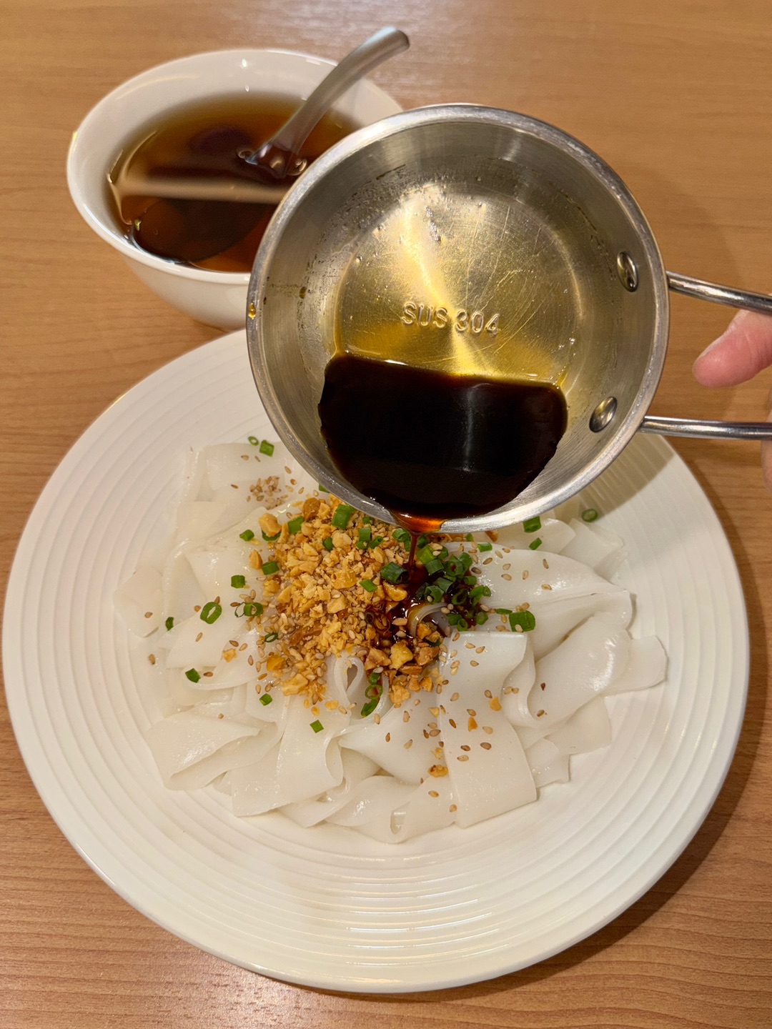 吃过好多次他们家的香油捞粉 粉皮也很爽滑 淋上香油和调制酱油 搭配花生碎吃起来好香 再来碗芋圆糖水 糯叽叽的 每一口都好满足😌  . 🏠：贵一烧 📍：开发区乐金路与海滨大道中交叉口东北140米