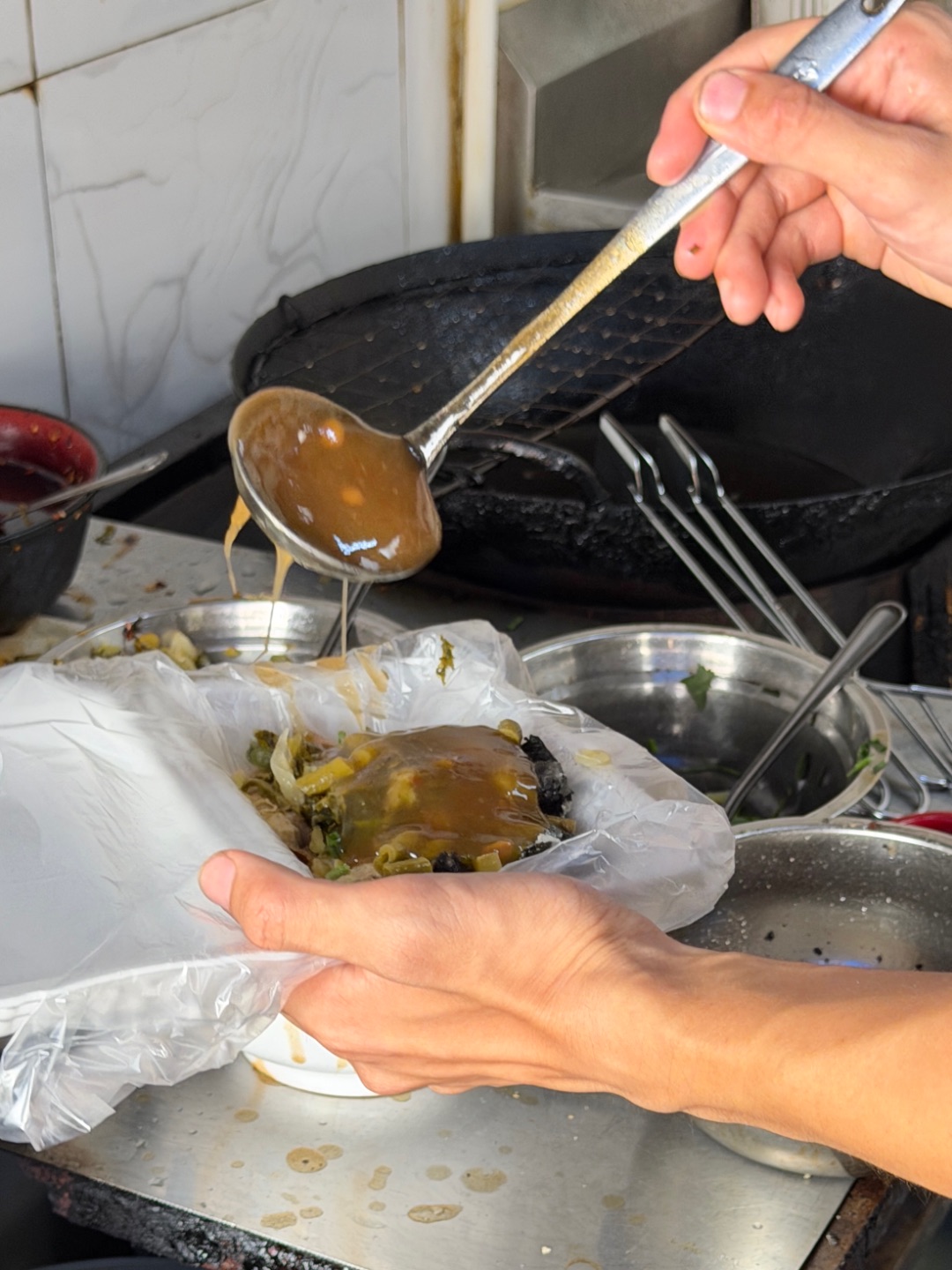一家开了9年的臭豆腐 在南站批发市场往二十三中的路口旁 环境比较接地气 就爱这一口黏糊糊的臭豆腐 现点现炸 八块钱6片豆腐 外皮炸得金黄酥脆 内里软嫩多汁 每块都裹满了酱汁 太香了  - 🏠：南站老档臭豆腐店 🈺：11:00-20:00 📍：霞山区华荣路4号南站服装批发市场正西门斜对面南
