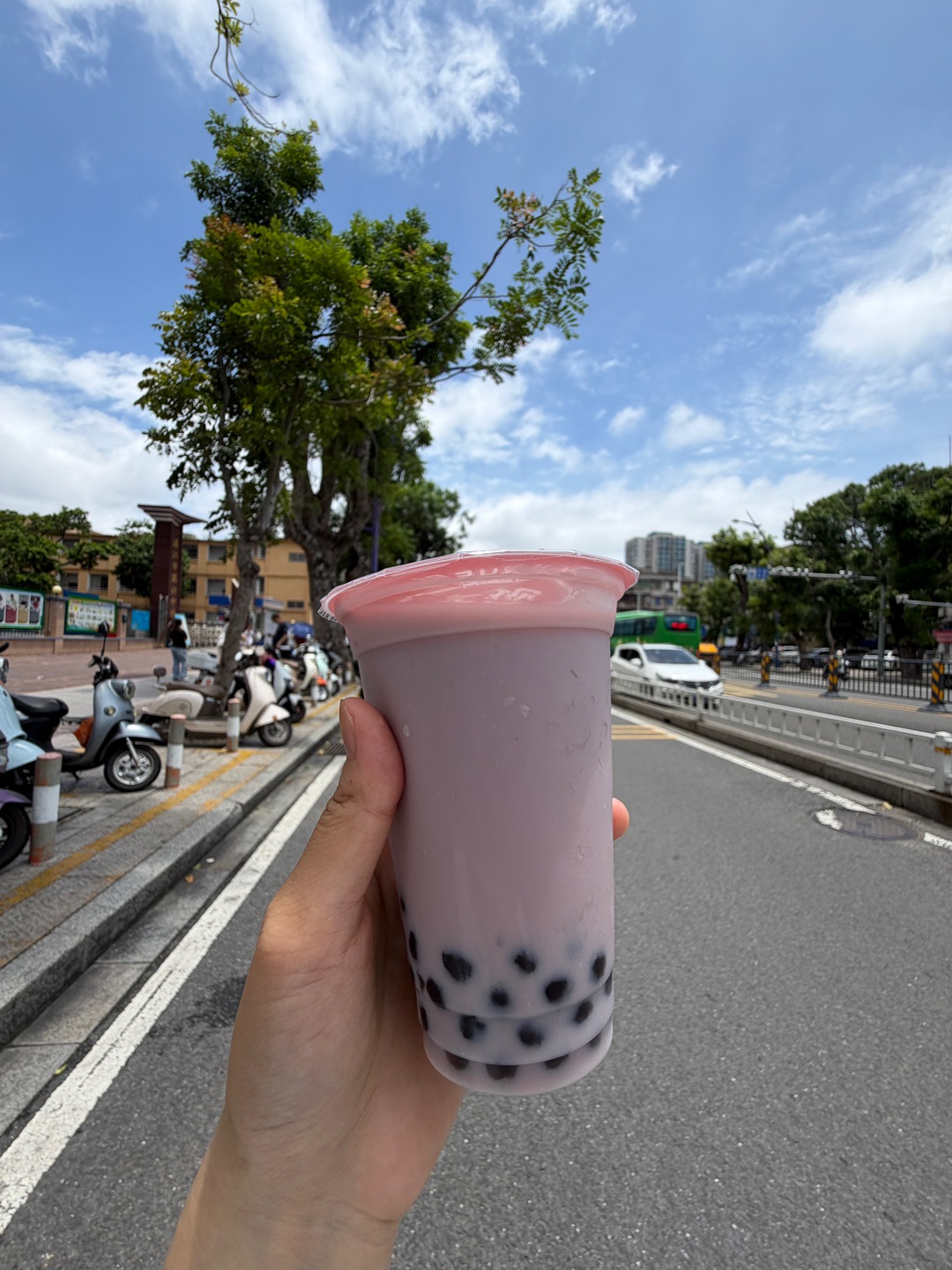 香芋味的老式冲泡奶茶奶茶🧋满满的童年的回忆 颜色很好看也好喝 还是原来的味道 - 🏠：冰天雪地（湛江市第六中学店） 🈺：09:00-23:30 📍：霞山区工农街道工农路22号之一教师宿舍楼三幢楼下