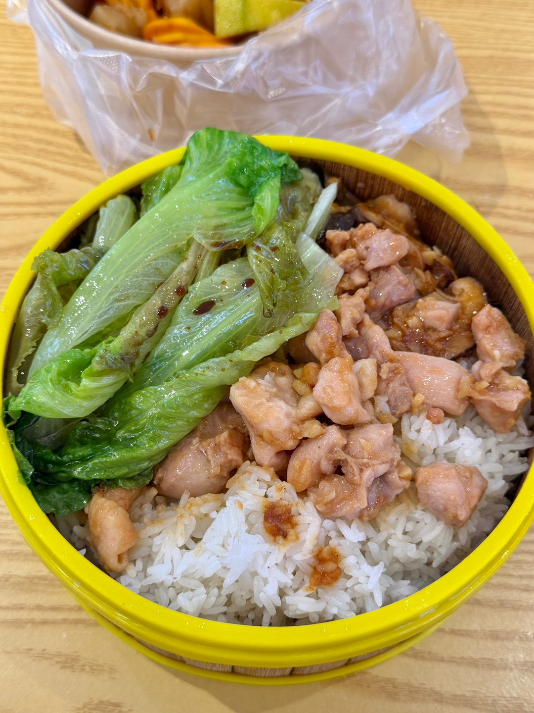 打工人有自己的专属饭堂 五骨鸡荷叶饭💰20 滑嫩的鸡肉加上荷叶的清香 还不错👍 - 🏠：饭饭之辈砂锅菜 🈺：11:00-21:30 📍：霞山区人民大道南53号国贸大厦B座一层B42号商铺