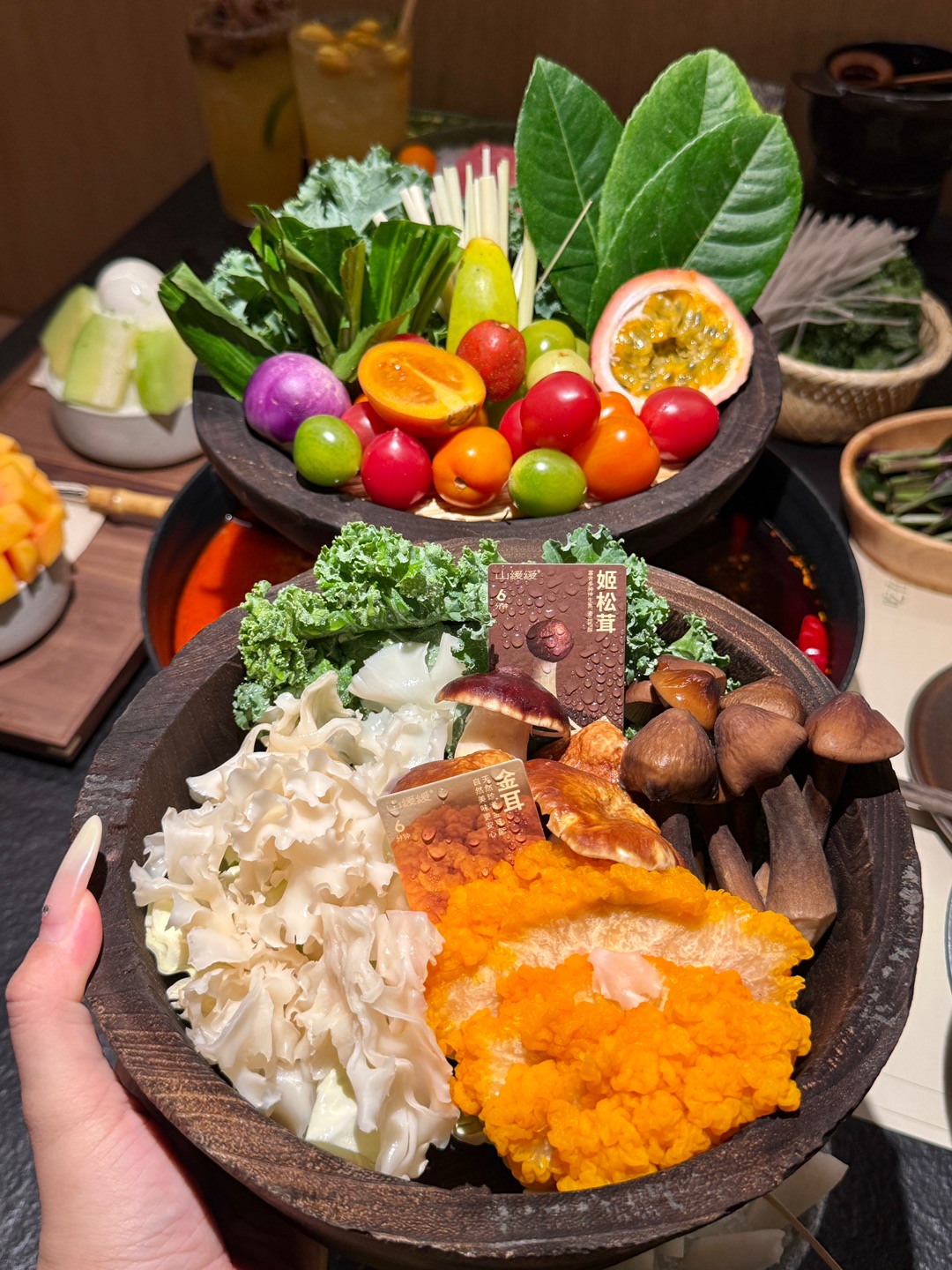 湛江想吃有格调又好吃的火锅 直接锁si这家山缓缓火锅 食材品质在线 环境舒服 味道也很赞！  . 🔥推荐： ✔️锅底选了招牌缓缓奔驰锅 三位锅是新设计 一次性解锁乐山红汤➕草本原汤➕野果酸汤三种风味  辣的够劲、鲜的醇厚 酸的开胃 一口直接戳中味蕾！ 🥩肉类推荐 ✔九秒牛肉 每次bi点‼️ 牛肉入口嫩滑 好好吃 ✔山葵牛肉 鲜香混着山葵的清爽超解腻 ✔纯血黑牛和黑牛手作牛杂 肉食爱好者直接吃到大满...