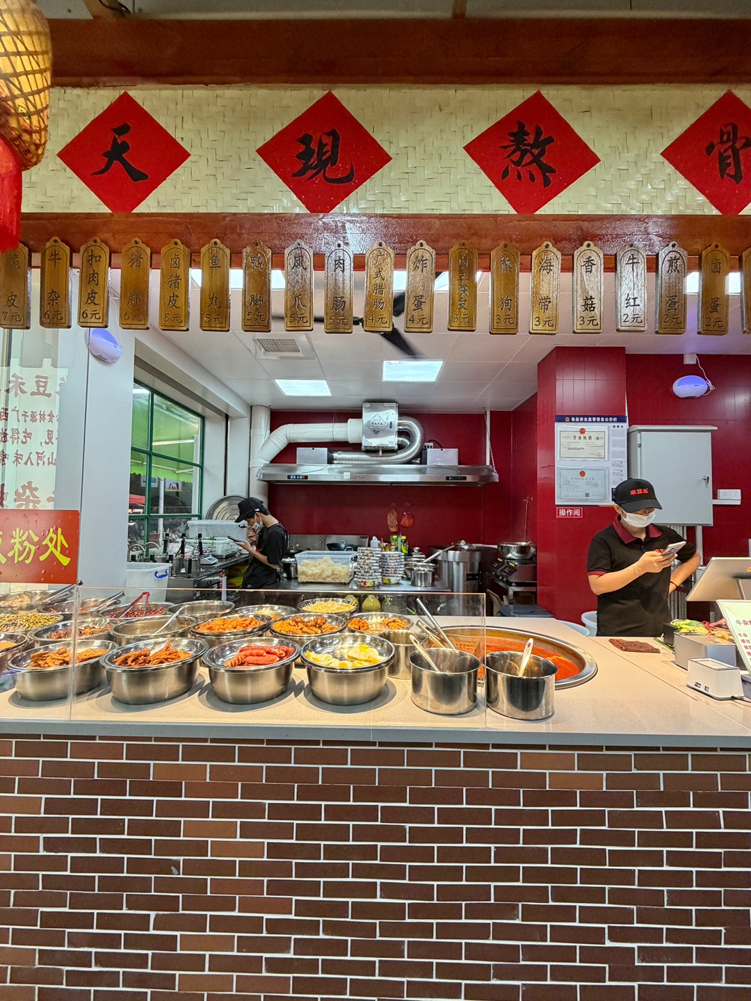 米豆禾牛杂螺蛳粉（石龙旗舰店）廉江也有正宗的广西螺蛳粉啦 不用跑柳州 凭着一碗实打实螺蛳粉圈住一众老食客 亲民实惠 分量扎实 在这里就能实现地道老广嗦粉快乐‼️ - ✔️ 招牌螺蛳粉 每日新鲜慢火细熬螺蛳浓汤 螺香醇厚浓郁 鲜而不腥  劲道爽滑的粗米粉超级挂汁 牢牢裹住浓郁红油汤汁 嗦起来Q弹劲道 酸辣鲜香层层迸发！  ✔️特色卤炸配菜 卤肥肠、酱香猪蹄、虎皮鸡蛋、炸腐竹、脆皮猪肺、嫩卤鸭脚、香酥...
