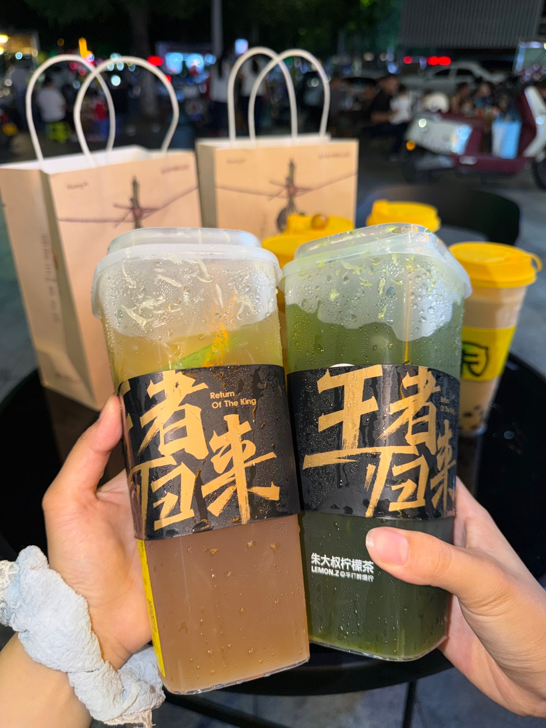 朱大叔柠檬茶（御景城店）湛江廉江！！！朱大叔柠檬茶🍋好喝麻了。。。  廉江人夏日解暑天花板👉🏻朱大叔手打柠檬茶🍋超大杯硬核份量 实打实用料 平价又耐喝 闭眼冲不踩雷🐛  . 🔥推荐： ✔️王者杯柠檬茶 超大一杯🔥鸭屎香/泰绿/红茶三款任选 茶香味浓郁 很适合夏天来上一杯 清爽解腻 ✔️海盐黄皮冰茶 夏日专属鲜果好茶 精选当季新鲜黄皮 搭配清香香水柠檬➕少许海盐调和风味 中和甜腻 好好喝 ✔️黄皮话...