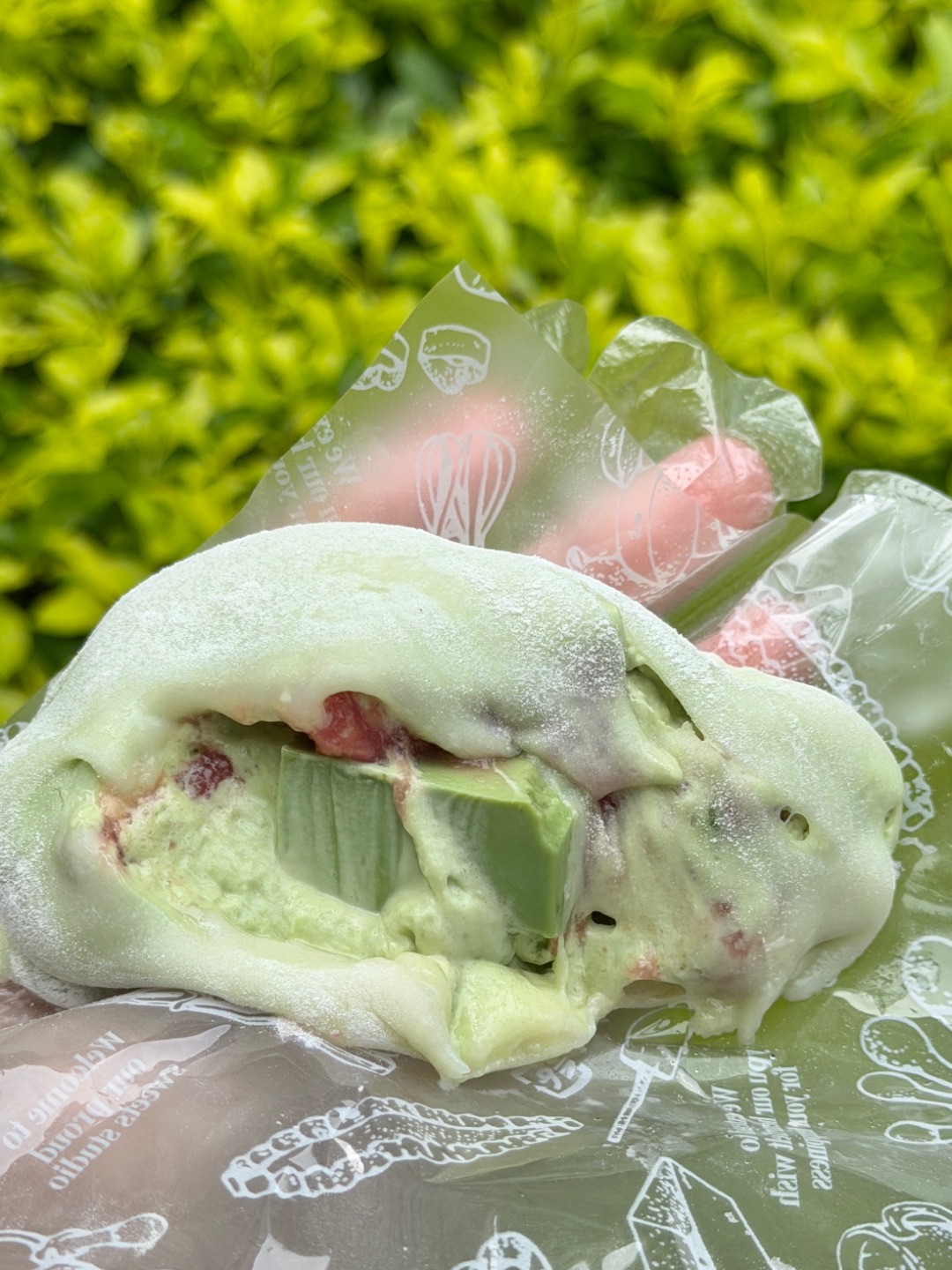 屿甜蛋糕（新邨别墅区店）回购好多次他们家的雪媚娘 皮又薄馅又多 泰奶芝士爆酱雪媚娘 泰式浓醇奶茶内馅➕流心芝士爆浆 咸甜芝士中和甜腻 软fufu不粘牙 泰奶脑袋闭眼🐛开心果抹茶芭乐雪媚娘 软糯雪媚娘皮薄Q弹 抹茶微苦 开心果坚果香浓 芭乐清爽解腻  - 🏠：屿甜蛋糕（新邨别墅区店） 📍：湛江经济技术开发区明哲路三帆海景新邨别墅区