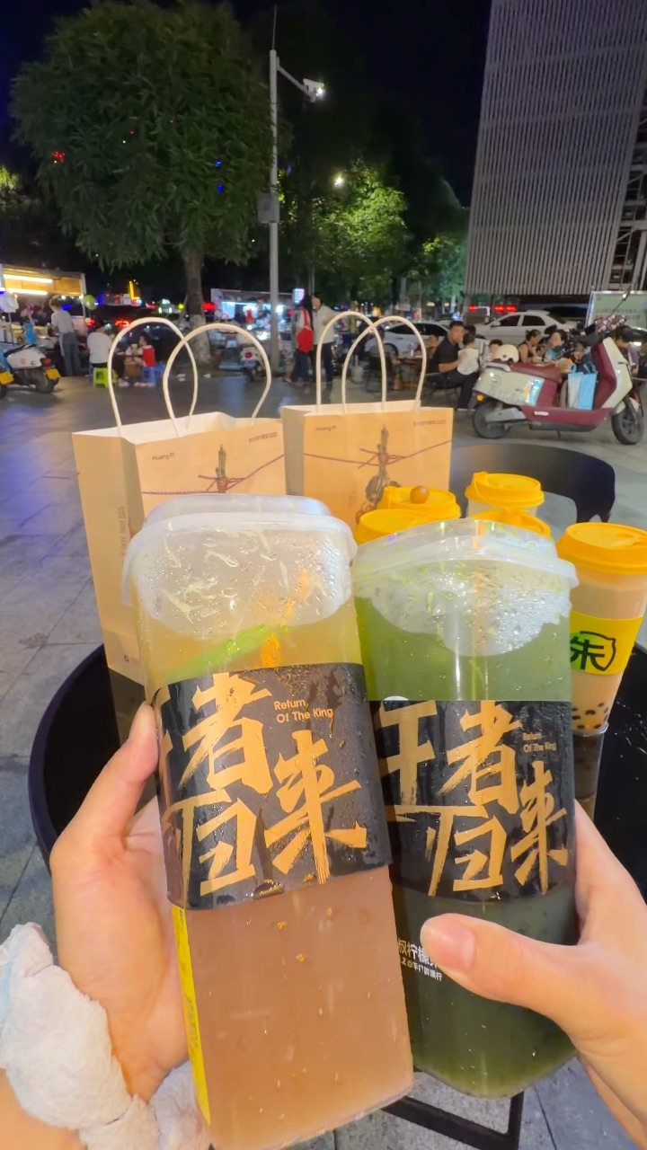 廉江人夏日解暑天花板👉🏻朱大叔手打柠檬茶🍋超大杯硬核份量 实打实用料 平价又耐喝 闭眼冲不踩雷🐛  . 🔥推荐： ✔️王者杯柠檬茶 超大一杯🔥鸭屎香/泰绿/红茶三款任选 茶香味浓郁 很适合夏天来上一杯 清爽解腻 ✔️海盐黄皮冰茶 夏日专属鲜果好茶 精选当季新鲜黄皮 搭配清香香水柠檬➕少许海盐调和风味 中和甜腻 好好喝 ✔️黄皮话梅水 精选当季新鲜黄皮 搭配古法腌制话梅 酸甜交错层次丰富 暴打香水柠...