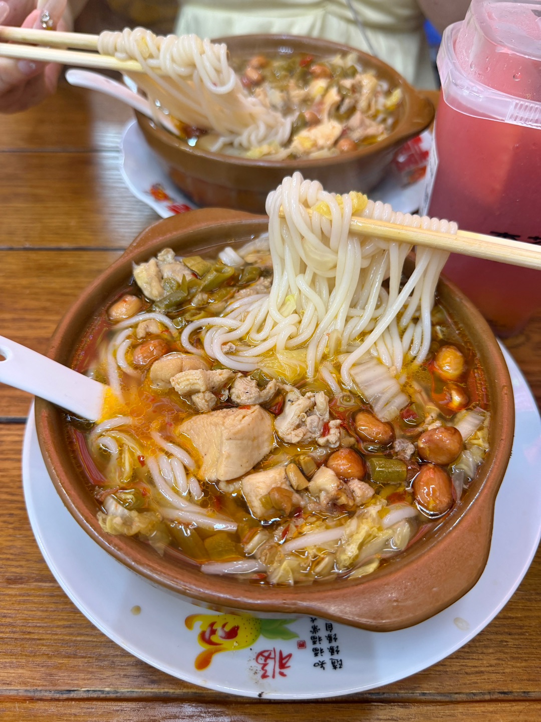 湛江万达！！！吃到砂煲风味辣鸡粉了。。。  辣鸡粉💰15 鸡肉入口鲜嫩 米粉滑溜溜裹满汤汁 嗦一口就会爱上 越吃越上头  - 🏠：砂煲辣鸡粉（万达店） 🈺：09:00-23:30 📍：霞山区万达海公馆十二号楼一层06商铺