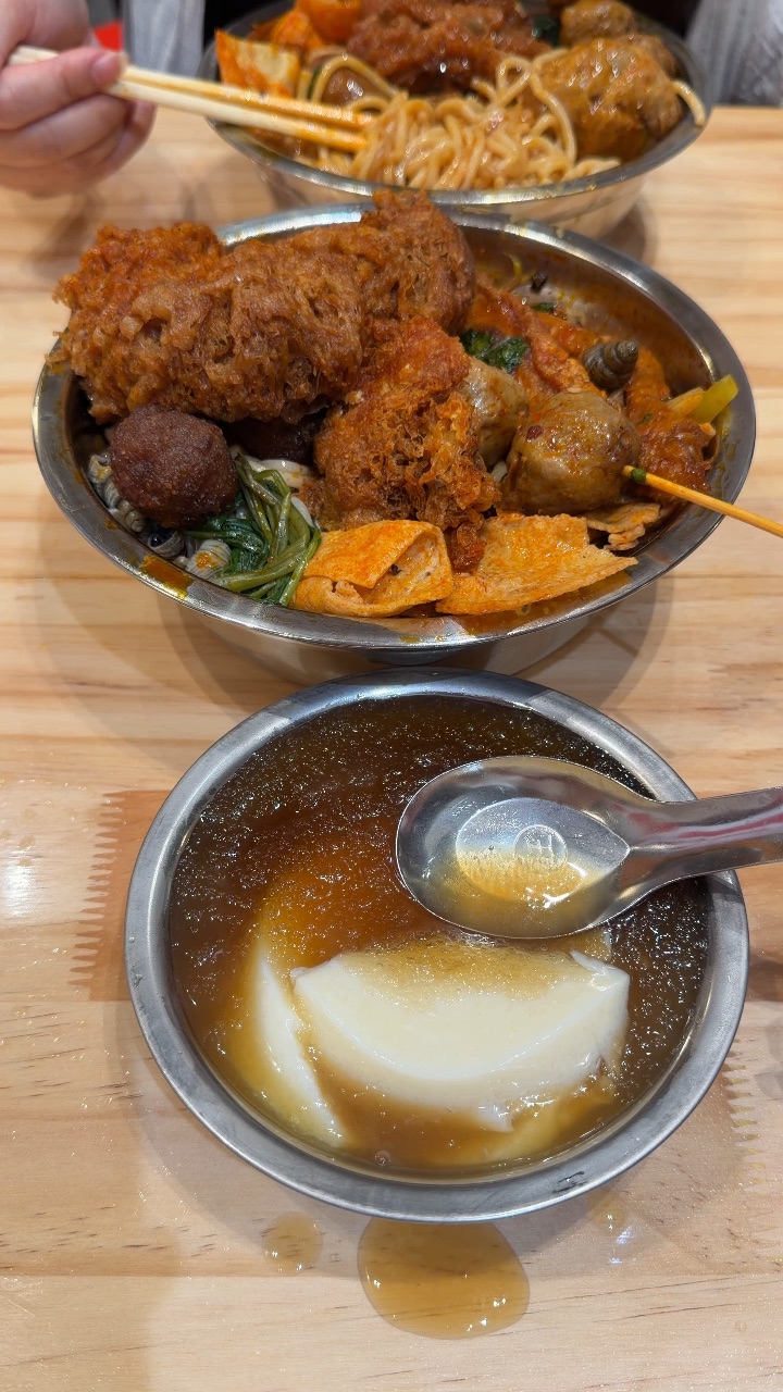 湛江新的。。毫不夸张一周吃了三顿的螺蛳粉！！！  #大声安利本地美食#湛江赤坎#湛江美食#螺蛳粉#烟火小店    🏠：柳州肥姨妈大骨螺蛳粉（湛江万达)