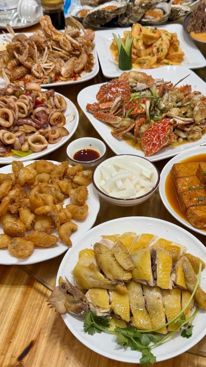 坐满附近街坊的大排档 是会反复去吃的一家 菜品种类多 盲点不踩雷 很适合朋友和家庭聚餐！ . 🔥推荐： ✔️泥丁海鲜粥 端上来的时候香味扑鼻而来 一大锅满满都是料   泥丁和虾煮出来的味道很清甜 粥底口感绵密 ✔️芝士王焗明虾 每一只虾都挂满厚厚的金沙奶油酱 虾肉紧实Q弹 鲜甜多汁 奶香温柔中和蛋黄的咸香 越吃越上头 ✔️沙姜焗牛肉 沙姜很入味 牛肉鲜嫩多汁 很有锅气一道菜 ✔️蒜蓉烤生蚝 生蚝个...