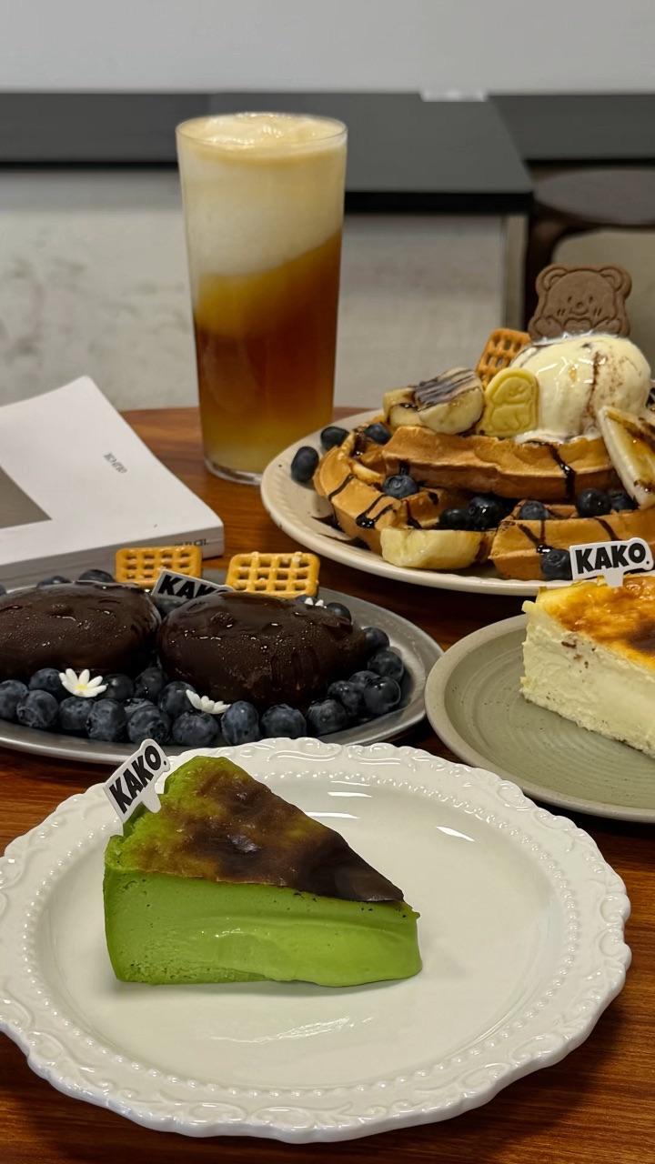 湛江霞山新开的。。。一家中古侘寂风的☕️店！！  好喜欢这家咖啡店的装修风格 慵懒又松弛的氛围每个角落都好美 他们家的每一款甜品和饮品都很惊艳 颜值和口感双双在线 白天可以在店里看世界杯 和姐妹在这里坐一下午 发发呆吹吹水 真的很惬意‼️ - 🔥推荐： ✔️抹茶芭乐酸奶冰 夏天bi点‼️醇厚细腻的抹茶香搭配清甜芭乐果香 融合丝滑浓郁的酸奶冰 入口冰冰凉凉 绵密细腻  ✔️开心果流心巴斯克 芝士质地...
