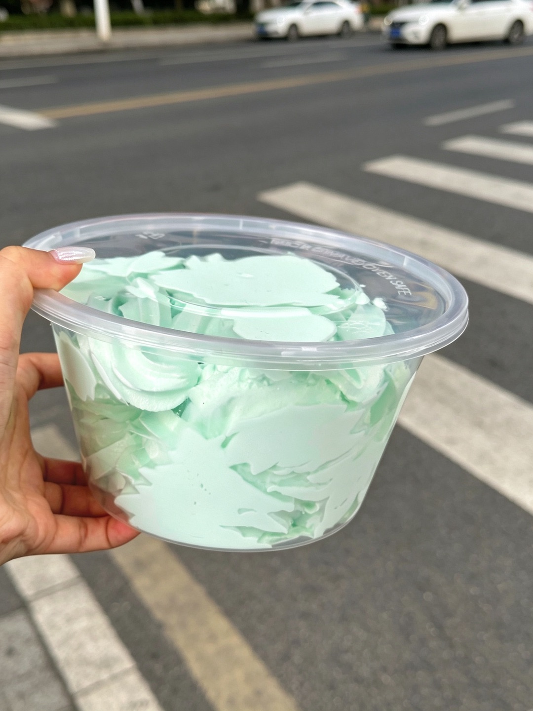 行动力这块😂蜜雪冰城薄荷🍦你不许下架😭 店员小姐姐边打