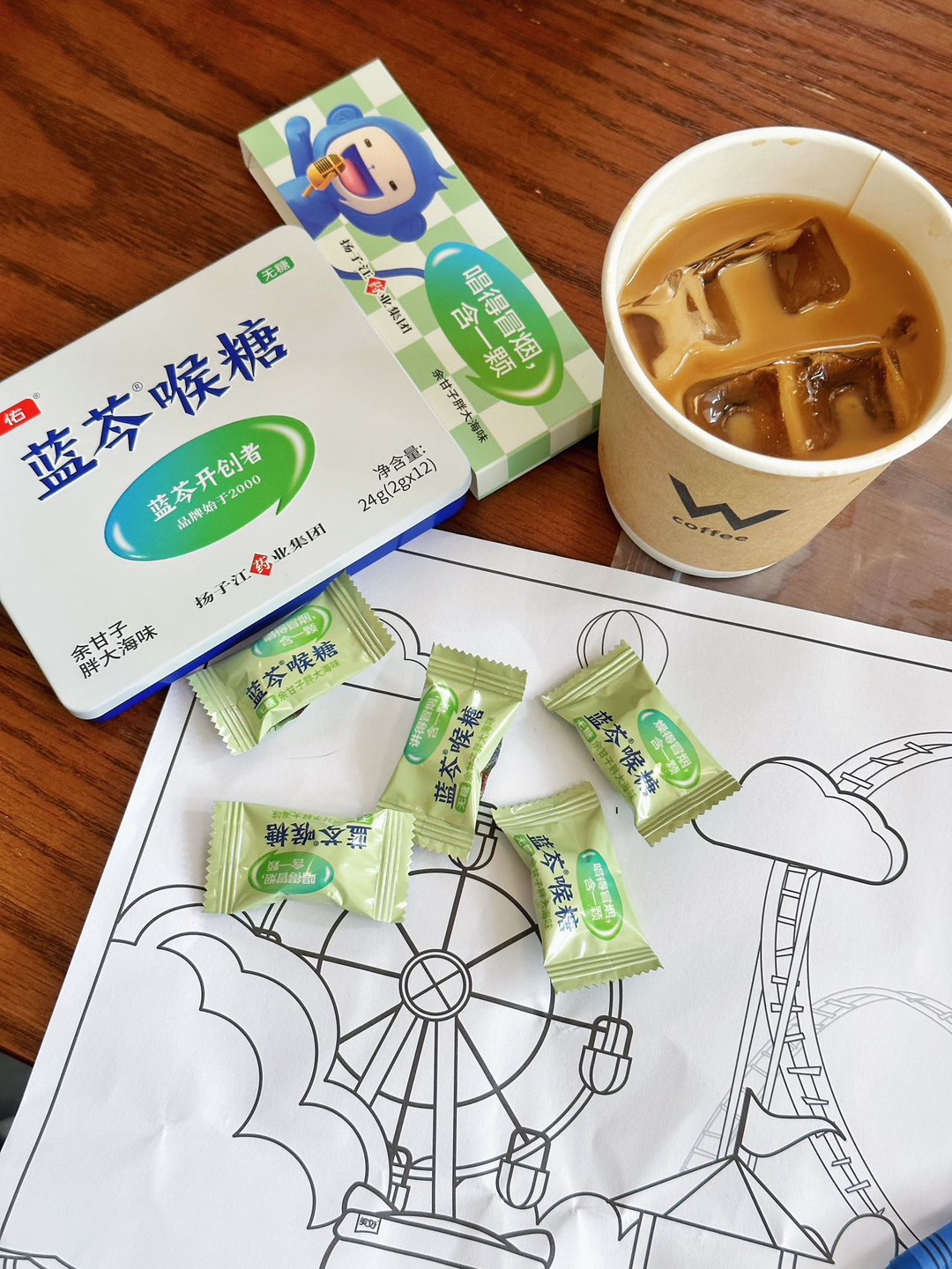 习惯了居家+办公室来回切换，长期待在空调房，嗓子状态一直一般。 索性开始注重日常养护，入手了草本喉糖。  余甘子款我用来日常保养，味道清淡顺口，回甘很舒服，0糖配方，久坐办公、追剧的时候含一颗，喉咙一直润润的。 老牌产品，线下门店都能买到，小小颗不占地，随手备上，一整天喉咙都很舒服。  #草本护嗓天花板 #护嗓好物 #居家办公必备 #胖大海喉糖带#嚎叫俱乐部 #蓝芩养声带 #声带抗衰 #用嗓人必备...
