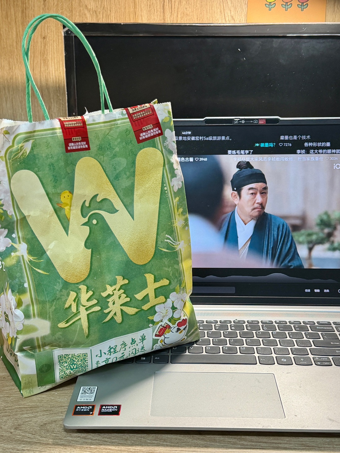 谁懂打工人？？是他！！  做了二十多年的华莱士 平价实在不套路 是无数打工人藏在心底的宝藏快餐‼️ 有没有反驳的？？真就它一般打工人点起来无压力了！！从上学吃到上班，我最怕不开的店就是华莱士！！ 真的便宜又好吃啊！！！我周围同学同事都是老粉！！没有一个跟风玩梗的 今天点的是全鸡！！依旧很香！！贼入味～～ 奔波一整天的疲惫 瞬间有点被抚平了🥺🥺🥺🥺🥺  平价好吃氛围感拉满 华莱士永远藏着治愈打工人的...