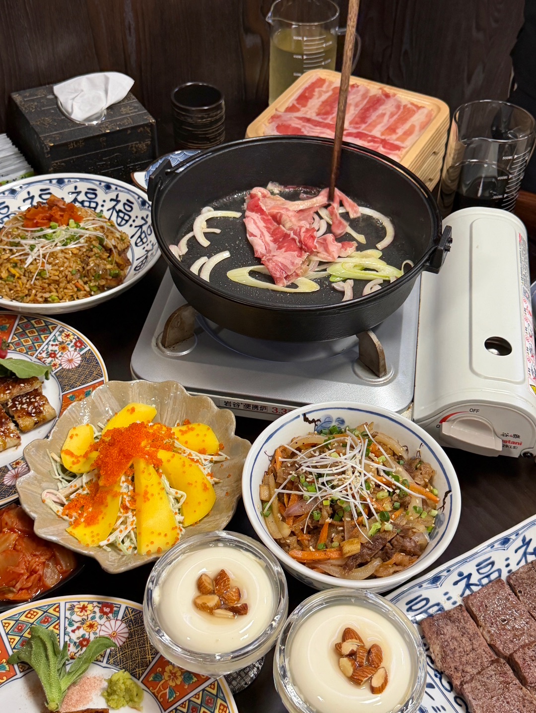 下班休息直奔这家日式居酒屋 日式和风环境干净雅致 氛围温柔又治愈 随便拍都出片📷适合跟好朋友一起来约会的治愈系居酒屋 整家店菜品品类超齐全 鲜嫩和牛、日式主食、烤物小吃、清爽沙拉、精致甜品一站式搞定！ - 🔥推荐： ✔️澳洲 M6和牛寿喜锅 一整盘纹理漂亮的和牛下锅 日式秘制寿喜汁清甜不齁 涮完裹无菌蛋是灵魂 嫩滑中和油脂 越吃越香完全不腻 满满一锅荤素搭配 热气腾腾治愈所有疲惫 闭眼点不踩雷！ ...