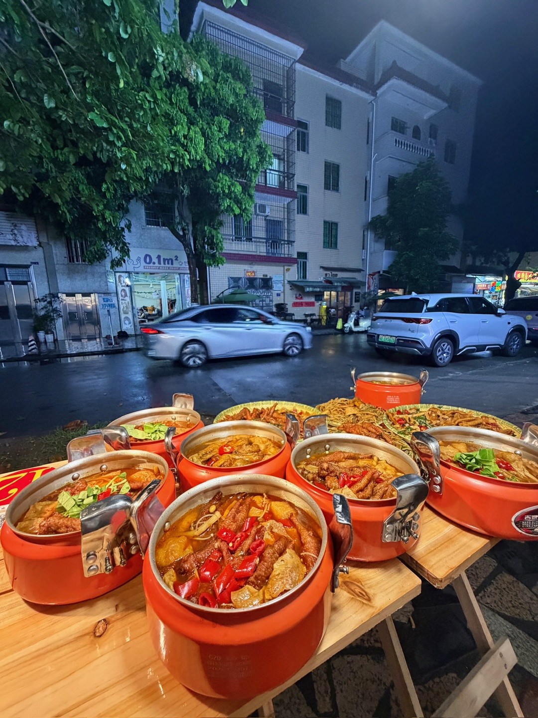 全姐螺嗦嗦酸笋炒鸭脚•炒螺蛳粉酸笋炒鸭脚炒鸡爪 鸡爪肉质超软糯 搭配灵魂发酵酸笋大火爆炒 酸笋鲜脆爽口 解腻提香 每一只鸡爪都均匀裹满浓郁螺蛳酱汁 酸辣入味 酱香十足 越嚼越回味 ✔️首创高压锅鸭脚煲 鸭脚炖得特别软烂 轻轻一抿就脱骨 满满的胶原蛋白 锅底是熬煮多时的螺蛳鲜辣浓汤 每样都吸饱汤汁 鲜辣浓郁 巨下饭巨解馋！ ✔️招牌炒螺蛳粉 分量超实在 米粉劲道Q弹 秘制红油酱汁裹满每一根粉 入口酸...