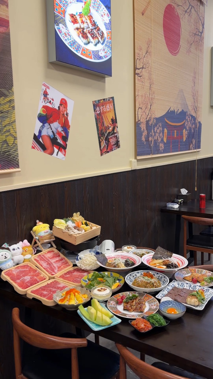 下班休息直奔这家日式居酒屋 日式和风环境干净雅致 氛围温柔又治愈 随便拍都出片📷适合跟好朋友一起来约会的治愈系居酒屋 整家店菜品品类超齐全 鲜嫩和牛、日式主食、烤物小吃、清爽沙拉、精致甜品一站式搞定！ - 🔥推荐： ✔️澳洲 M6和牛寿喜锅 一整盘纹理漂亮的和牛下锅 日式秘制寿喜汁清甜不齁 涮完裹无菌蛋是灵魂 嫩滑中和油脂 越吃越香完全不腻 满满一锅荤素搭配 热气腾腾治愈所有疲惫 闭眼点不踩雷！ ...