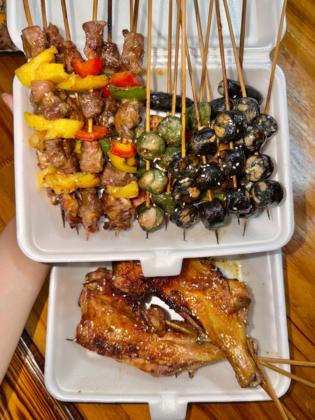 的确是湛江数一数二的烧烤店 好有烟火气息 明档自选 各种鲜货烤串想吃啥就拿 师傅火候刚好 烤出来那种鲜嫩的汁水感无敌了！！！ . 🔥推荐： ✔️烤新鲜大鸡腿 炭火慢烤超入味 鸡腿外皮焦香酥脆 内里鲜嫩多汁 ✔️湿辣牛肉 牛肉肉质软嫩入味 蘸上湿辣酱 越吃越上头 ✔️凤梨雪花牛肉  大块牛肉搭配凤梨 果香中和肉腻 口感超惊艳 ✔️纯肉香肠 有四彩、芥末、墨鱼口味 全是实打实纯肉肠 每一个烤得外皮焦脆...