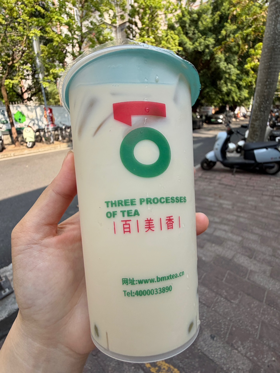 百美香（海宁店）湛江这个好 nb。。。才 5r！！！  以前在附近读书的的时候每天都要来一杯 价格实惠又好喝 原味珍珠奶茶🧋中杯💰5  奶香味十足 珍珠Q弹爽滑 好喝不腻  - 🏠：百美香（海宁店） 🈺：11:00-23:00 📍：霞山区海滨街道海宁路一横路23号商铺（二十中高中部)