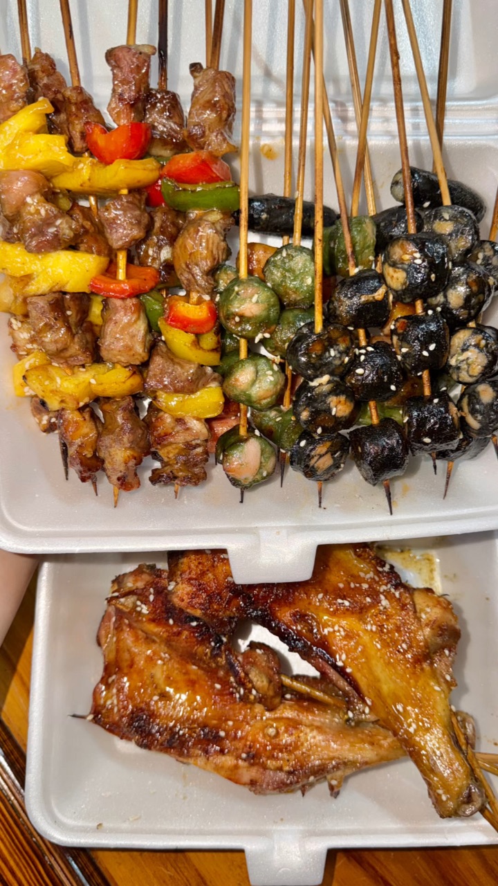 的确是湛江数一数二的烧烤店 好有烟火气息 明档自选 各种鲜货烤串想吃啥就拿 师傅火候刚好 烤出来那种鲜嫩的汁水感无敌了！！！ . 🔥推荐： ✔️烤新鲜大鸡腿 炭火慢烤超入味 鸡腿外皮焦香酥脆 内里鲜嫩多汁 ✔️湿辣牛肉 牛肉肉质软嫩入味 蘸上湿辣酱 越吃越上头 ✔️凤梨雪花牛肉  大块牛肉搭配凤梨 果香中和肉腻 口感超惊艳 ✔️纯肉香肠 有四彩、芥末、墨鱼口味 全是实打实纯肉肠 每一个烤得外皮焦脆...