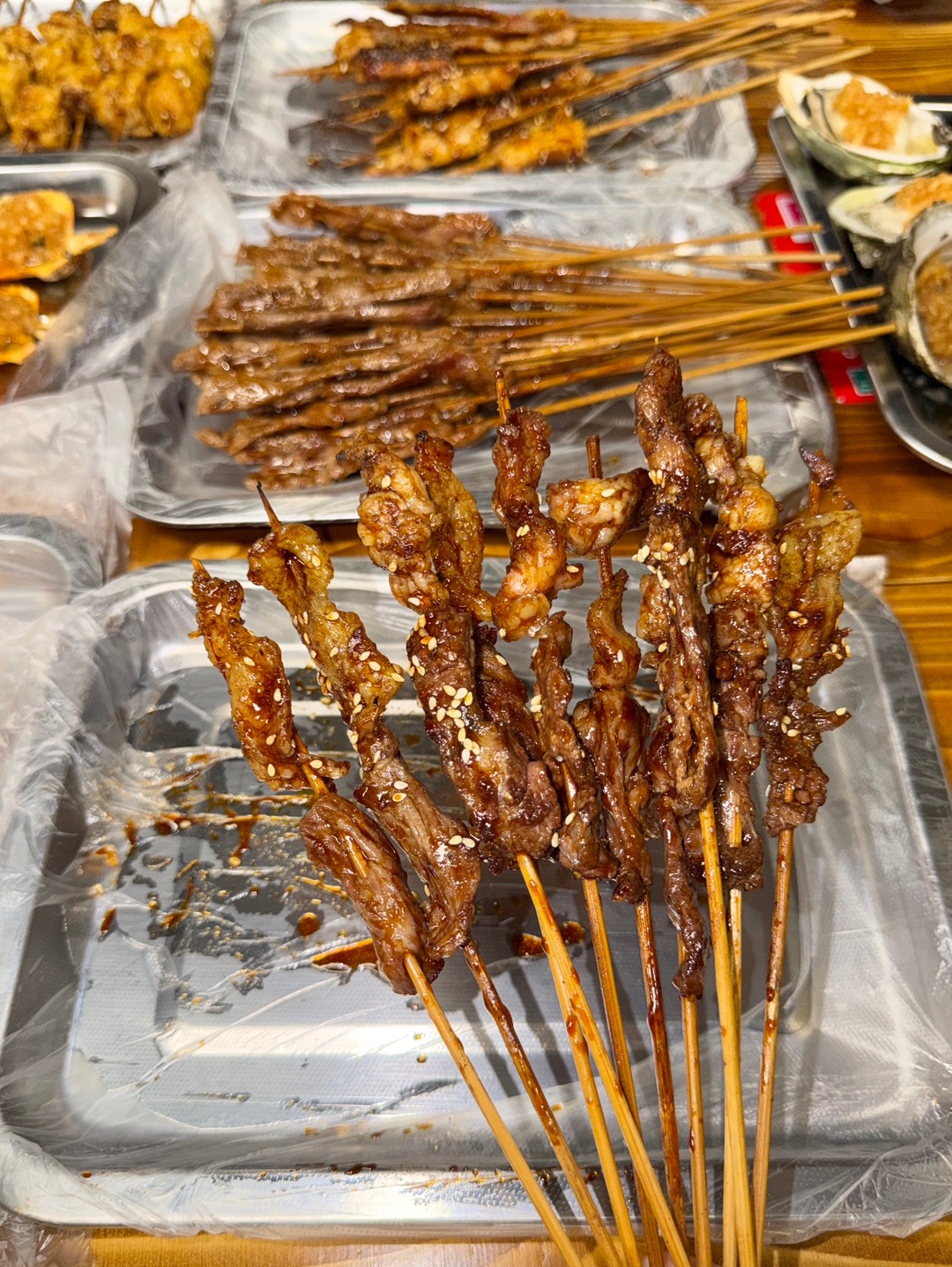 谁懂下班解压的快乐 约上搭子🐛这家宝藏烧烤店 深夜烟火气直接拉满 烧烤种类多 食材都很新鲜 味道很赞 住在附近或者去湛江玩的朋友 真的可以试试！！！ - ✔️蒜蓉生蚝 🦪铺满秘制蒜蓉 蚝肉饱满多汁 好好吃🤤 ✔️炭烤扇贝➕海虾 扇贝肉厚实弹牙 大虾烤到壳酥肉嫩 紧实入味 ✔️湿辣牛肉 1r 牛肉嫩到爆汁 秘制湿辣酱汁绝了 ✔️酒水福利 纯生啤酒买3️⃣song1️⃣直接到手四瓶 多买多送无上限‼️...
