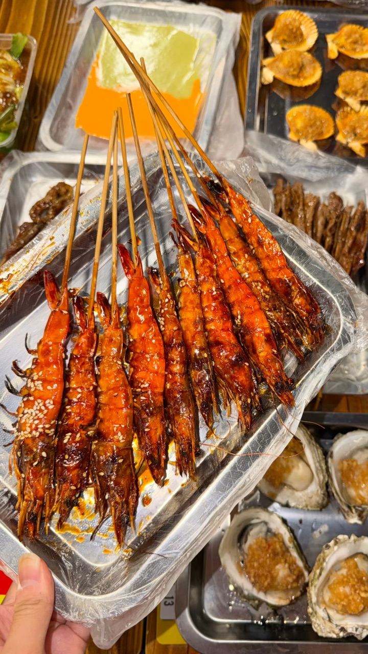 谁懂下班解压的快乐 约上搭子🐛这家宝藏烧烤店 深夜烟火气直接拉满 烧烤种类多 食材都很新鲜 味道很赞 住在附近或者去湛江玩的朋友 真的可以试试！！！ - ✔️蒜蓉生蚝 🦪铺满秘制蒜蓉 蚝肉饱满多汁 好好吃🤤 ✔️炭烤扇贝➕海虾 扇贝肉厚实弹牙 大虾烤到壳酥肉嫩 紧实入味 ✔️湿辣牛肉 1r 牛肉嫩到爆汁 秘制湿辣酱汁绝了 ✔️酒水福利 纯生啤酒买3️⃣song1️⃣直接到手四瓶 多买多送无上限‼️...