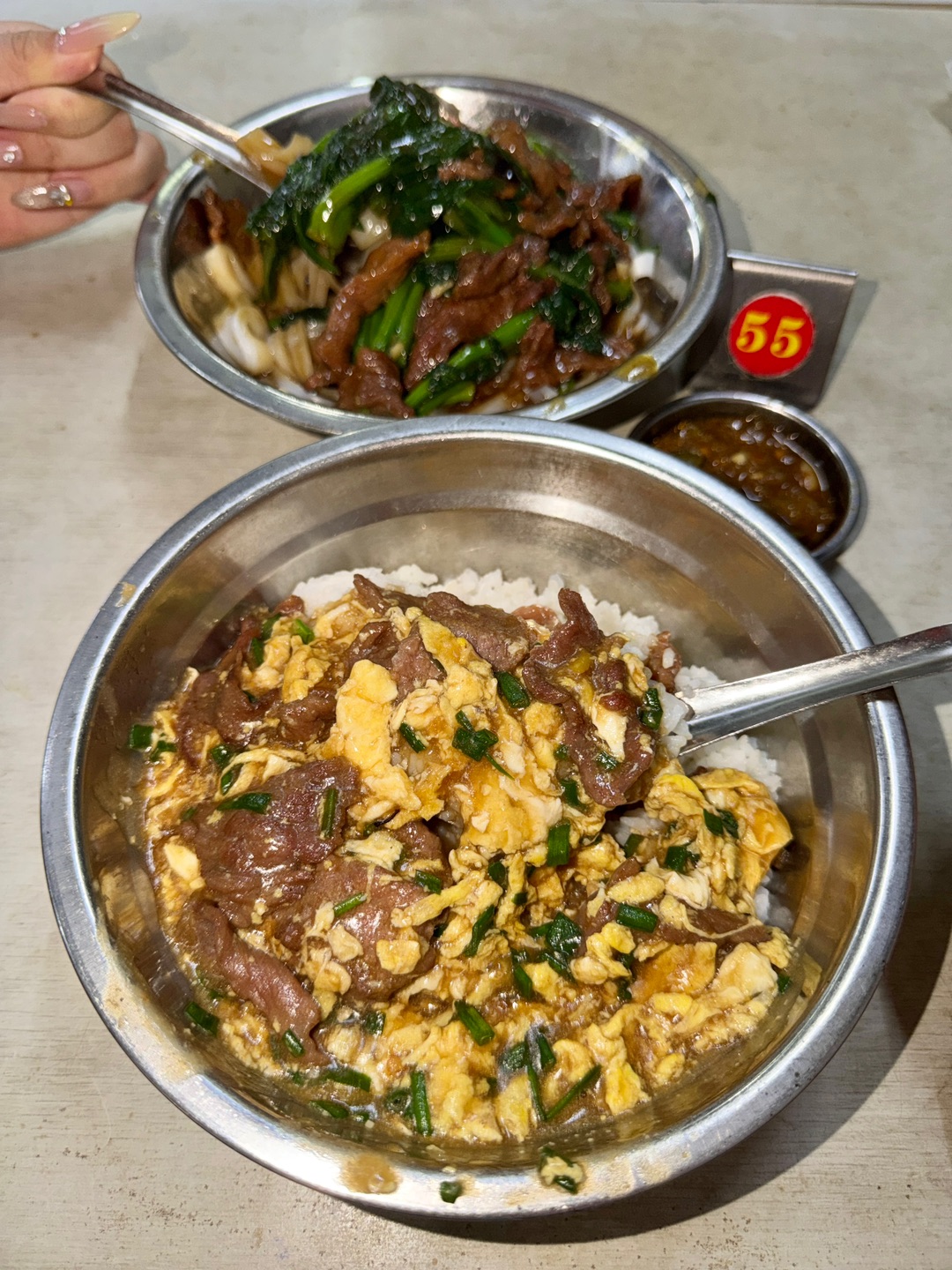 不夸张确实是湛江赤坎坠好吃的一碗饭 除了饭点人多真的没别的缺点 好香好有锅气 点了招牌牛肉滑蛋捞粉和牛肉滑蛋饭 味道都还可以！   - 📙：吴记牛肉捞面（大众路店） 🈺：07:00-14:30 18:00-20:30 📍赤坎区民主街道大众路58号之一（一楼房屋内）