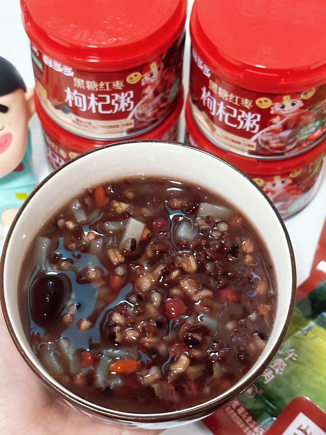 谁还没囤这款低卡养生粥？！！ 早八人谁懂啊！不想起不想做饭全靠它，低卡又养生还方便，都是按箱囤的。 喜多多这款红枣枸杞粥 配料干净没科技狠活，还有脆椰果，红枣，燕麦，枸杞，黑米等配料满满 软糯粥+Q弹椰果，一口直接治愈起床气 热量低到感人，一罐才2.8个苹果，减脂也能放心炫 揣包里随身带着，开盖就能炫，早餐下午茶夜宵都可以～  #早八人必备 #懒人速食 #喜多多养生粥