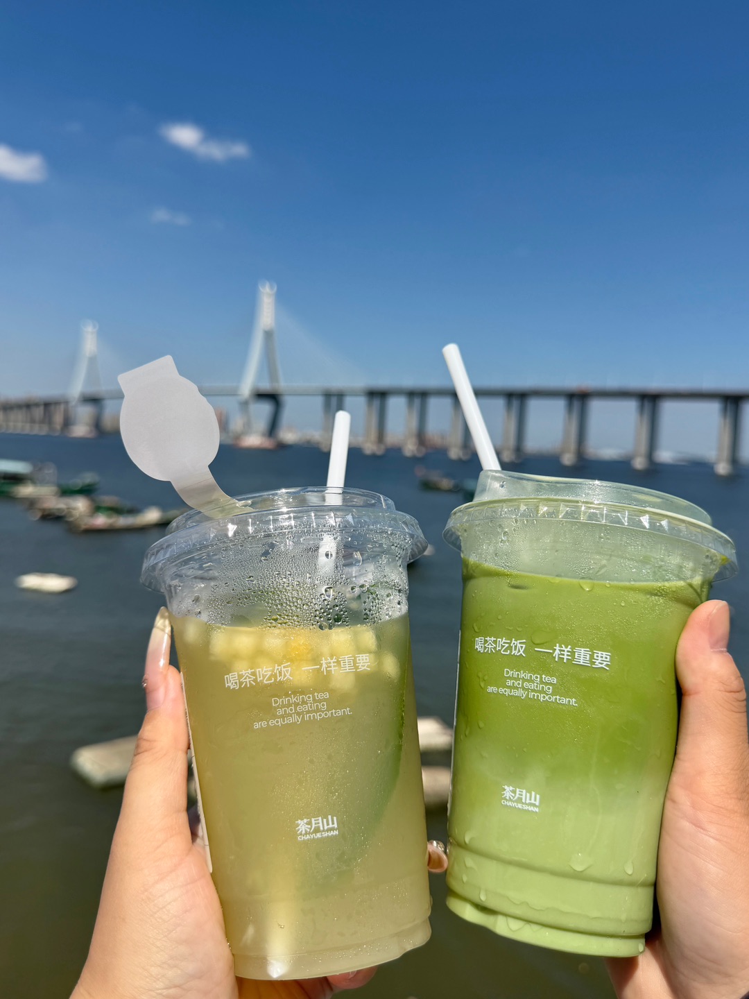 终于等到茶月山来湛江万达了 再也不用羡慕外地朋友🥺夏天喝果茶真的超清爽超解腻的！ - 🧡推荐： ✅工夫抹茶鸭屎香 顶部的抹茶冰淇淋融化在茶里 抹茶味超浓 醇厚鸭屎香茶底打底 茶香与抹茶香碰撞 丝滑不齁 口感超有层次～ ✔️奶油苹果鸭屎香 先抿一口蓬松奶油顶 丝滑不腻 底下鸭屎香单丛茶香浓郁 混着新鲜苹果清甜果粒 喝完满口兰花香回甘～  . 👉🏻新店福利超给力，8款指定饮品任性选： 6.21-6.2...