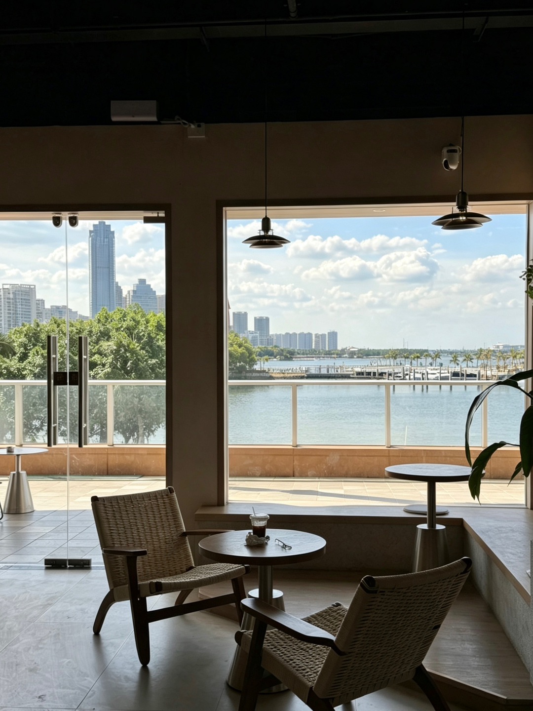 在湛江超舒服的咖啡店☕️ 。。。绝美海景！！！