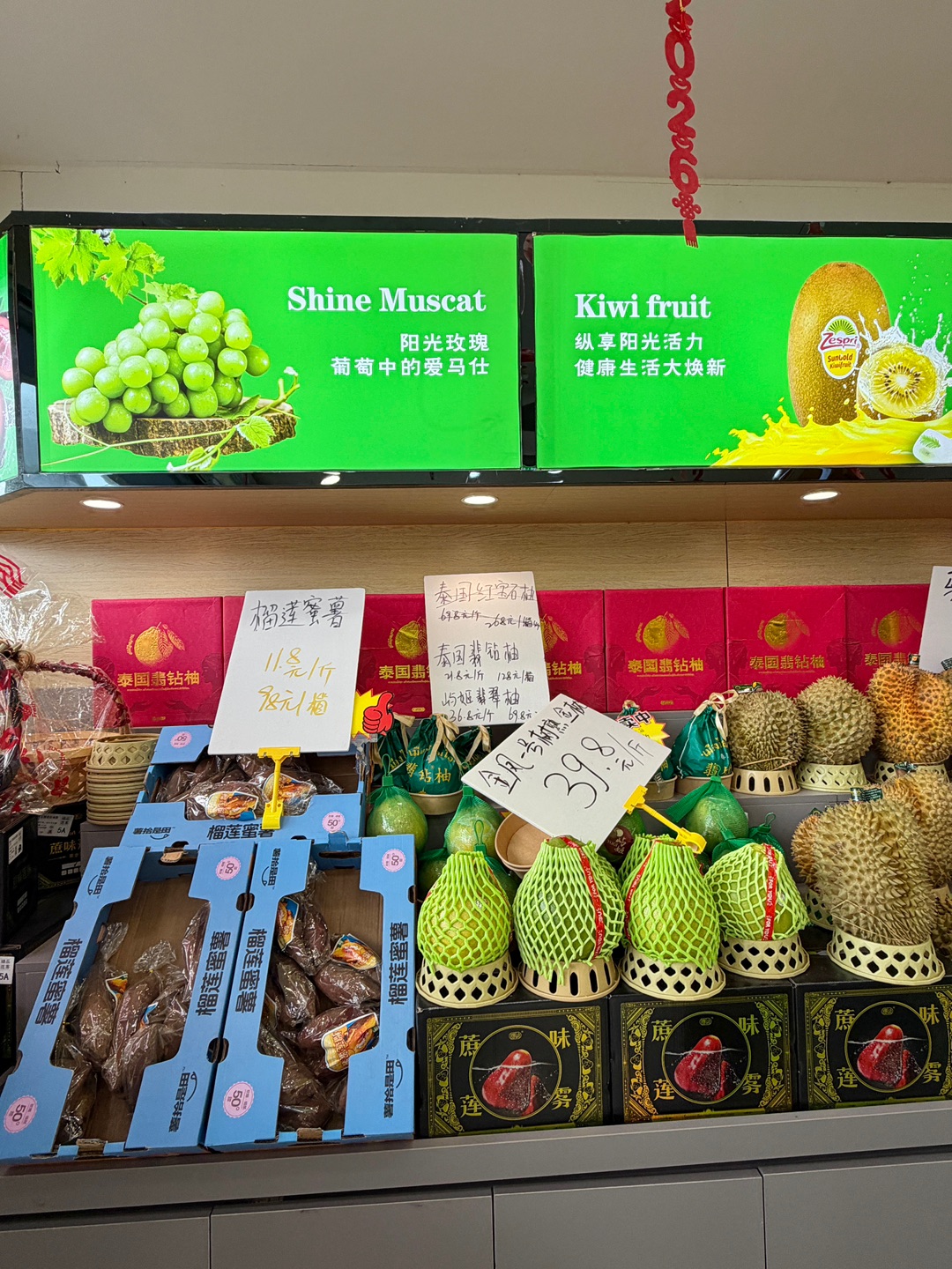 湛江本地连锁水果店太香了😭椰青🥥➕西瓜🍉  湛江人夏日囤水果的店铺找到啦 全城连锁超方便家门口就能实现鲜果自由 主打新鲜平价 每一款水果都是店员精心挑选 闭眼买完全不踩雷！ - 🥥泰国进口椰青 💰15.8两个 单个足足 900g 超大果 现开椰水清澈甘甜 清润解燥 挖出厚实Q弹椰肉 嚼着奶香十足 闷热午后喝上一整颗 暑气立马消散 性价比很🉑 🍉无籽麒麟瓜 💰29.9 🍉大概 9 斤重 皮薄肉厚 果...