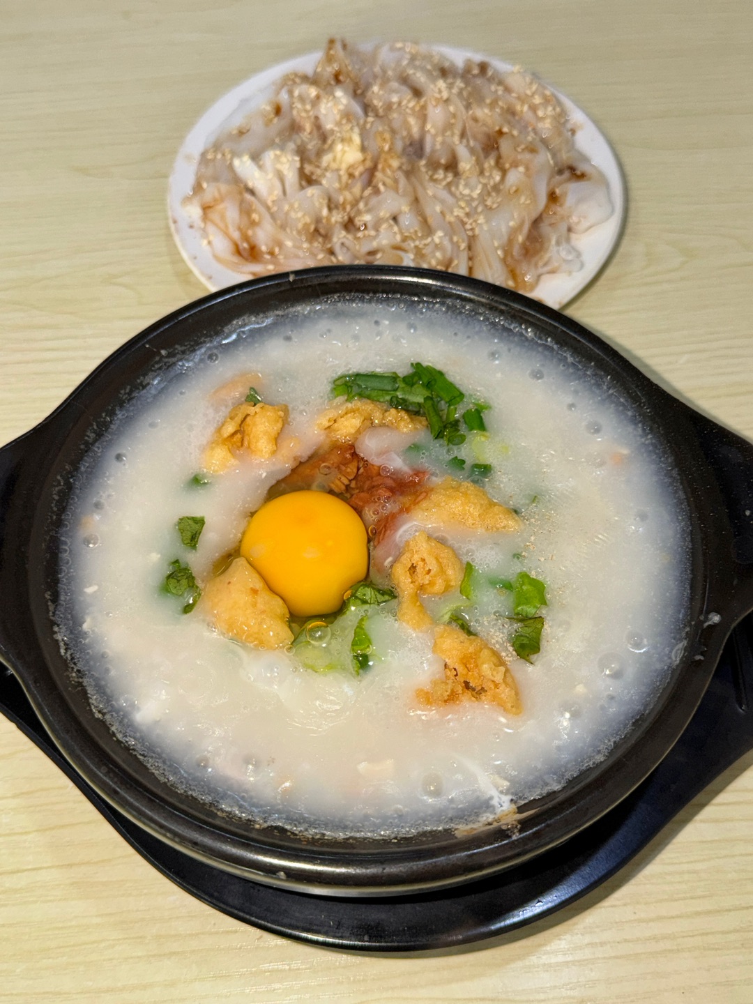 安铺苏记粥铺（湛江店）安铺鱼生粥+安铺猪肠粉💰15 粥底熬得绵润入味 薄切鲜鱼片、叉烧、鱿鱼干、虾炸铺满碗 打入生鸡蛋搅匀 暖胃又落胃 现蒸安铺猪肠粉晶莹滑嫩 米香清爽不腻！  - 🏠：安铺苏记粥铺（湛江店） 🈺：07:00-14:00 17:00-21:00 📍：开发区绿华路10号粤鑫1号楼首层21号商铺