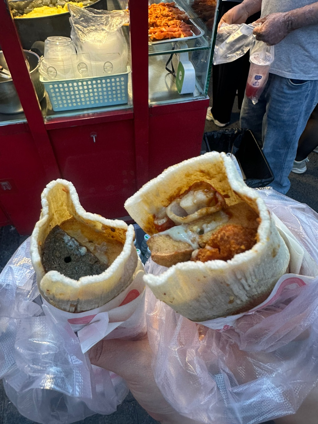 夜市排长龙的炸冷面卷臭豆腐