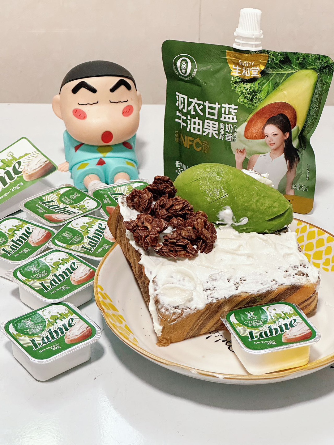 早八打工人/减脂党早餐终于不用凑活了！ 挖到一款巨好用的涂抹奶酪🧀辛尼里奇土耳其拉布尼奶酪  真·懒人福音！独立单颗包装，开袋即食 不用挖取、不浪费，出门揣两颗当加餐也超方便  和普通奶酪完全不一样！ 地中海工艺的酸奶酪，纯鲜牛奶发酵制成 配料干净无添加，0蔗糖，吃着超安心  口感太清爽了！ 比奶油奶酪轻盈不腻，比希腊酸奶更醇厚 淡淡的咸香奶香，丝滑入口，空口吃都巨好吃😋  ✅万能快手搭配 抹贝果...