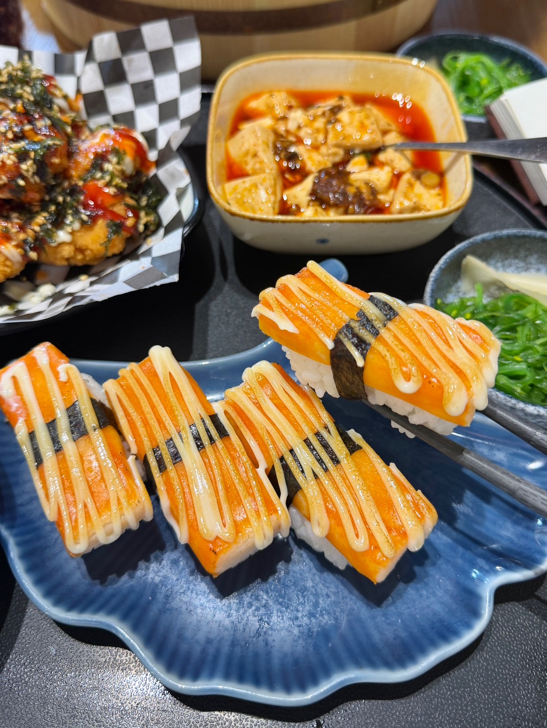值得N刷的一家宝藏日料店🏮菜品颜值口味双在线 太适合和闺蜜、朋友来惬意二人食了 安静又治愈 妥妥的日常干饭地方～ - ✅巨无霸一木三香 分量很足 一层软糯鲜甜的蒲烧鳗鱼➕外酥里嫩的香滑鸡扒➕劲道入味的爆炒进口牛上脑 三重口感叠加 淋上秘制浓郁鳗鱼汁 裹满每一份食材 咸香回甘超浓郁 一口下去超满足！ ✅经典唐扬炸鸡 皮炸得金黄酥脆 咬开内里嫩到爆汁 肉质鲜嫩不柴 咸香入味 一口一个根本停不下来！ ✅...