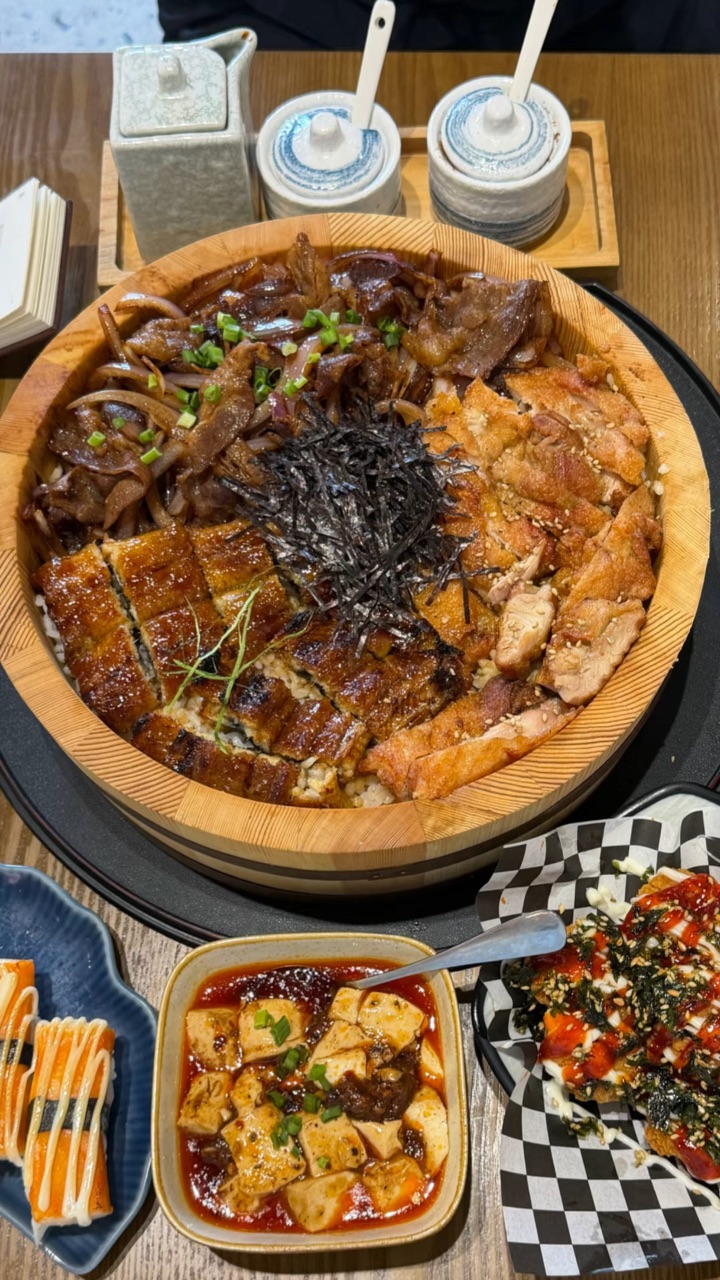 值得N刷的一家宝藏日料店🏮菜品颜值口味双在线 太适合和闺蜜、朋友来惬意二人食了 安静又治愈 妥妥的日常干饭地方～ - ✅巨无霸一木三香 分量很足 一层软糯鲜甜的蒲烧鳗鱼➕外酥里嫩的香滑鸡扒➕劲道入味的爆炒进口牛上脑 三重口感叠加 淋上秘制浓郁鳗鱼汁 裹满每一份食材 咸香回甘超浓郁 一口下去超满足！ ✅经典唐扬炸鸡 皮炸得金黄酥脆 咬开内里嫩到爆汁 肉质鲜嫩不柴 咸香入味 一口一个根本停不下来！ ✅...