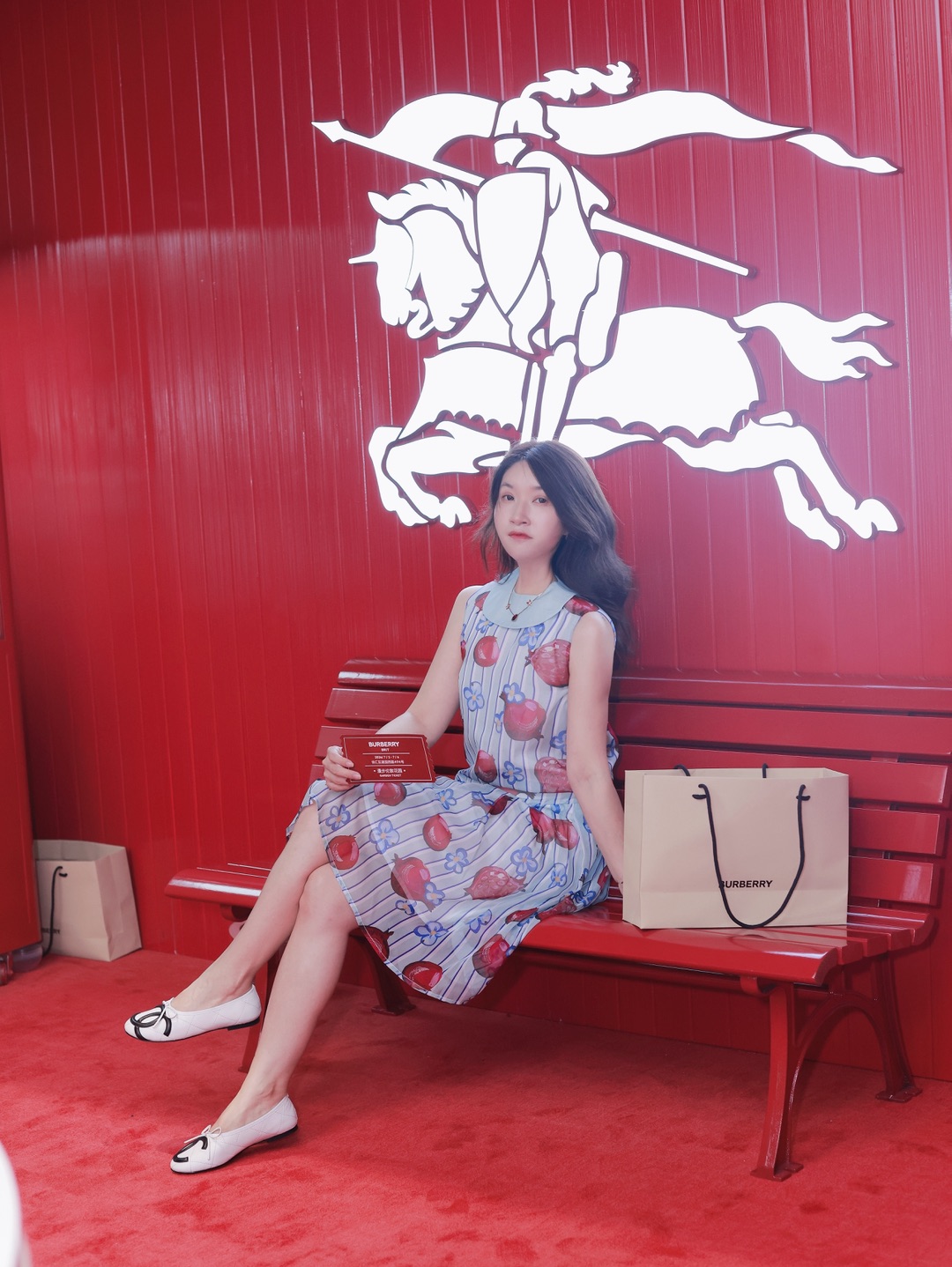 Burberry漫步伦敦花园｜一秒坠入英伦红调花园