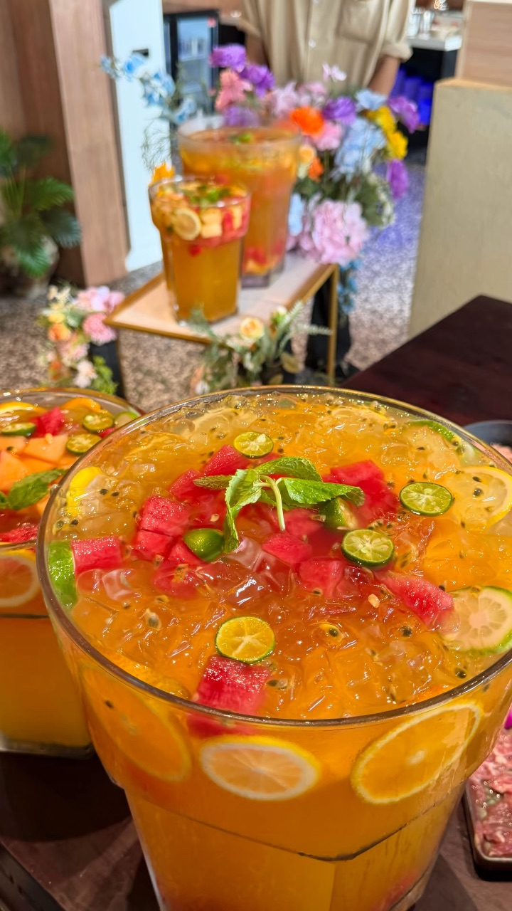 我去..拜见湛江水果茶大王！根本喝不完😭😭  好震撼……巨桶手打水果茶➕火锅 今夏本命解辣神器！分量大到喝不完😭清爽解腻绝了！ - 所有食材新鲜看得见！嫩滑肉片入口即化 香菜牛肉丸子紧实弹牙 挂面鸭肠脆爽过瘾 醇厚牛油锅底香气十足 不管涮什么都入味十足 秘制特调麻酱顺滑香浓 搭配独家百香果酱 中和辣味清爽开胃 - 🏠：巷子里•山野老火锅（万达店） 📍：霞山区泉庄街道龙潮东路湛江经开万达广场7栋对面