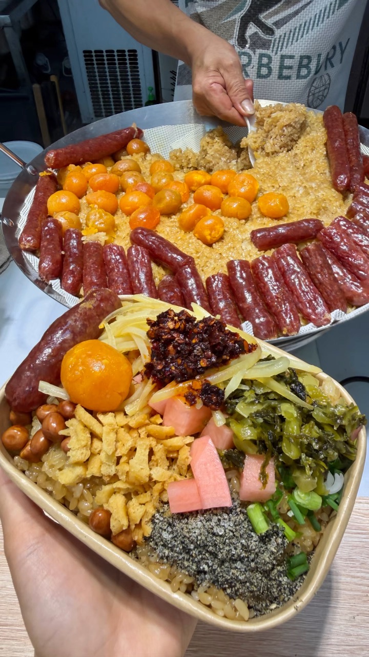 藏在赤坎老街里的宝藏贵州糯米饭➕椰子冻 路过必顺手带走一份 价格实惠分量扎实 性价比很🉑不管是本地人还是游客 逛老街都一定要尝尝！！！ - ✔️💰9标配糯米饭  刚出锅的糯米饭冒着热气 软糯绵密 香气扑面而来 糯米吸饱汤汁 咸香入味 一口下去软糯不粘 ✔️💰13全家福糯米饭 都是现点现做 没有隔夜的 分量很足 里面有双黄蛋、贵州甜肠、泡菜萝卜、焦香油条酥、土豆丝、香脆花生和折耳根等小料 糯米蒸得软...