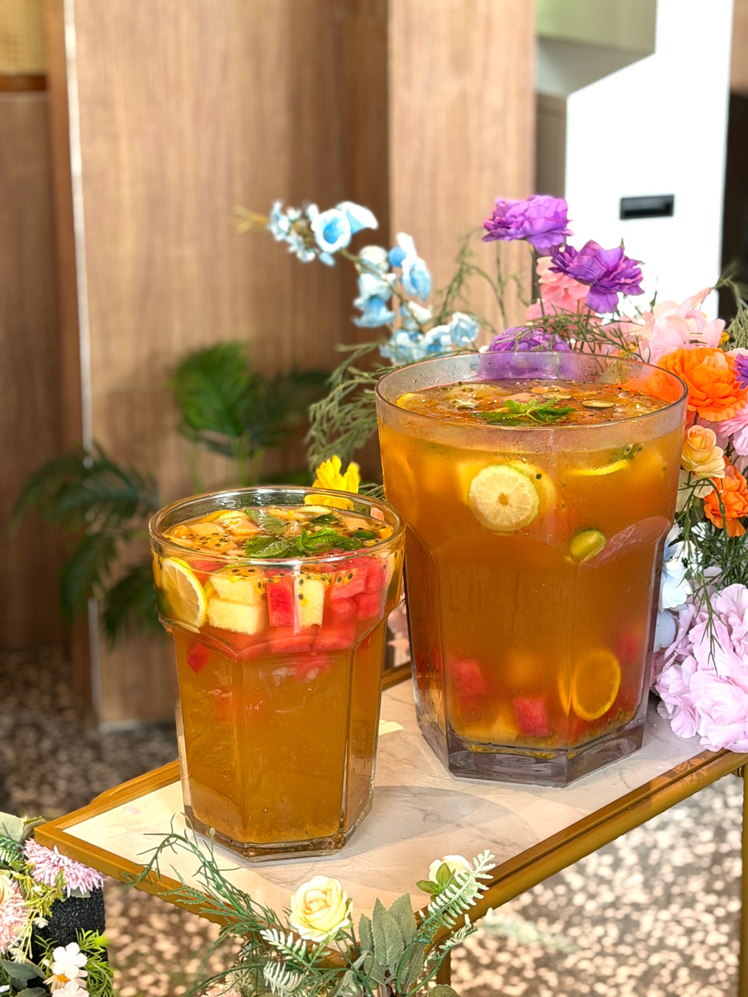 我去..拜见湛江水果茶大王！根本喝不完😭😭  好震撼……巨桶手打水果茶➕火锅 今夏本命解辣神器！分量大到喝不完😭清爽解腻绝了！ - 所有食材新鲜看得见！嫩滑肉片入口即化 香菜牛肉丸子紧实弹牙 挂面鸭肠脆爽过瘾 醇厚牛油锅底香气十足 不管涮什么都入味十足 秘制特调麻酱顺滑香浓 搭配独家百香果酱 中和辣味清爽开胃 - 🏠：巷子里•山野老火锅（万达店） 📍：霞山区泉庄街道龙潮东路湛江经开万达广场7栋对面