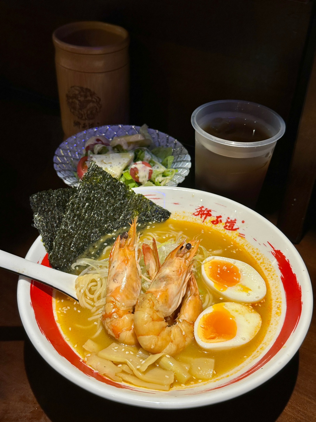 湛江！敲适合二人食的拉面小屋🍜  马年笑哈哈拉面和地狱豚骨拉面🍜味道中规中矩 缤纷沙拉/炸鱼拼盘/芝麻八爪/酸梅汤还可以 - 🏠：狮子道•麵屋（花园城店） 🈺：11:30-21:00  📍：霞山区招商花园城3楼（西海岸旁）商场